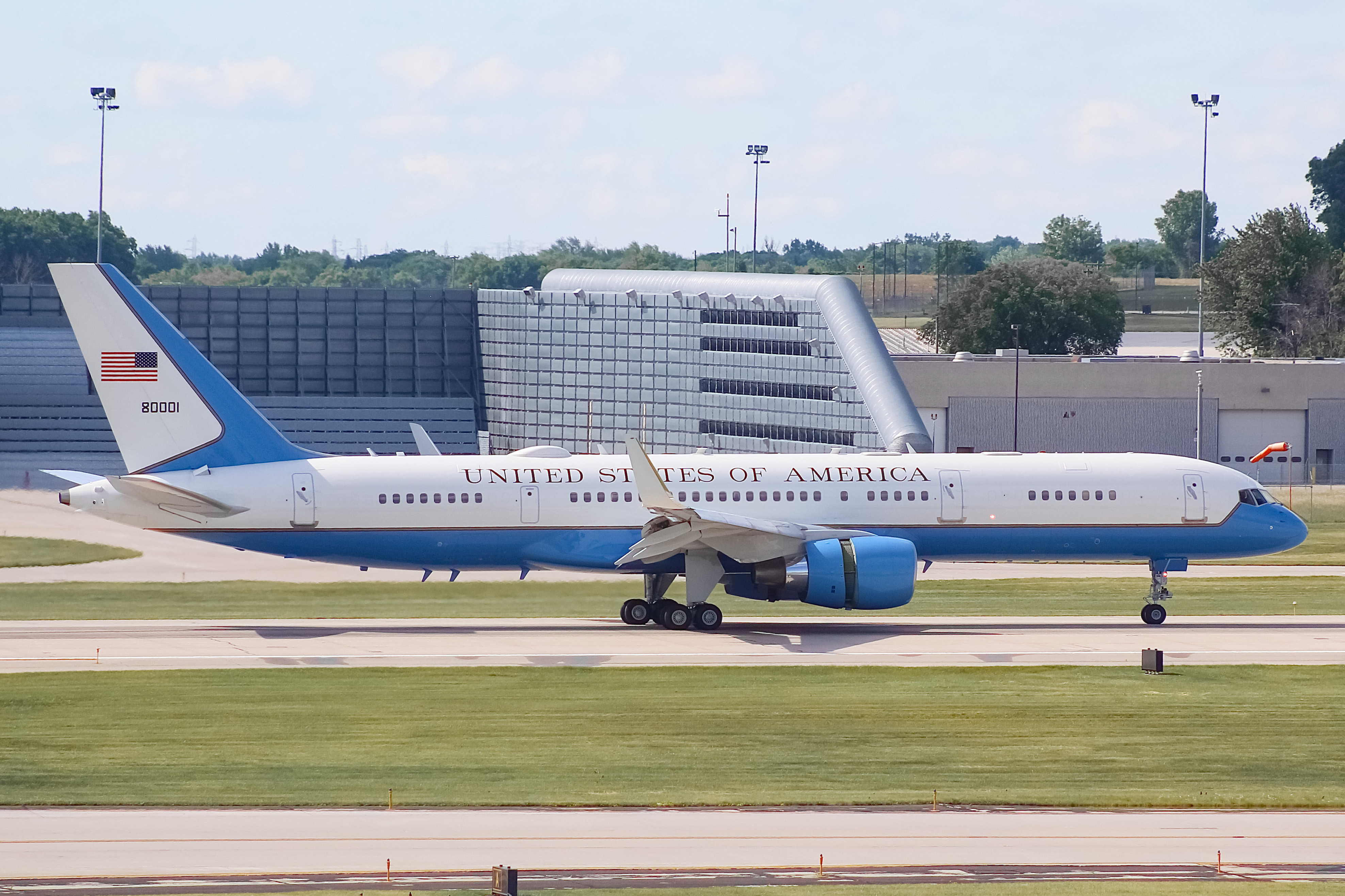 Full size: USAF - United States Air Force Boeing VC-32 98-0001 at General Mitchell International Airport