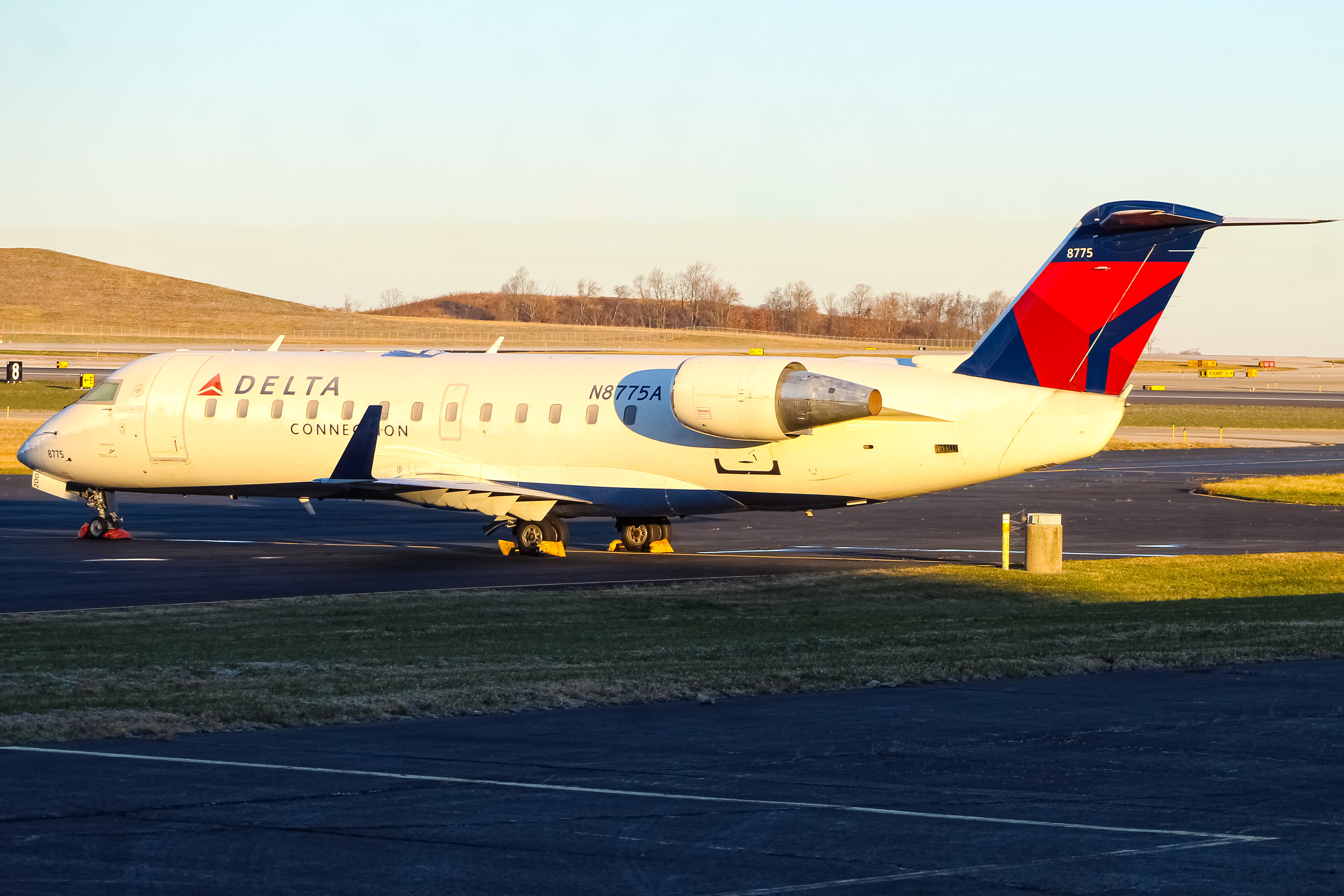 Full size: Delta Connection Mitsubishi CRJ-200 N8775A at Cincinnati/Northern Kentucky International Airport