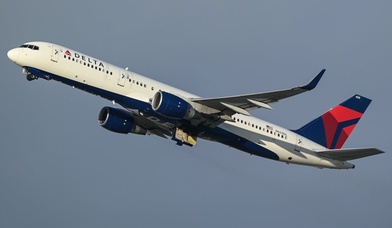 Full size: Delta Airlines Boeing 757-200 N659DL at Los Angeles International Airport