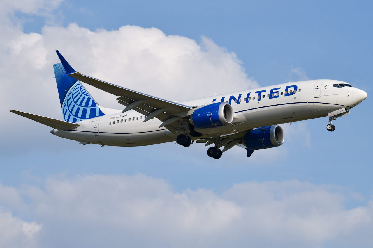 Full size: United Airlines Boeing 737 MAX 8 N17306 at Raleigh-Durham International Airport