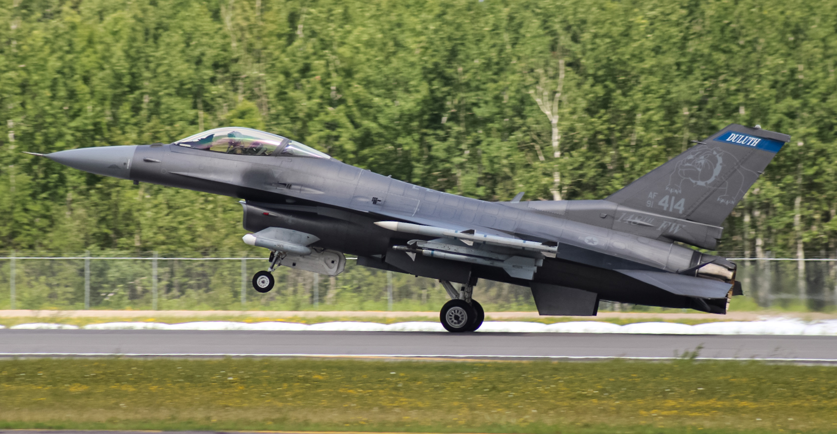 Full size: USAF - United States Air Force General Dynamics F-16 Fighting Falcon AF91414 at Duluth International Airport