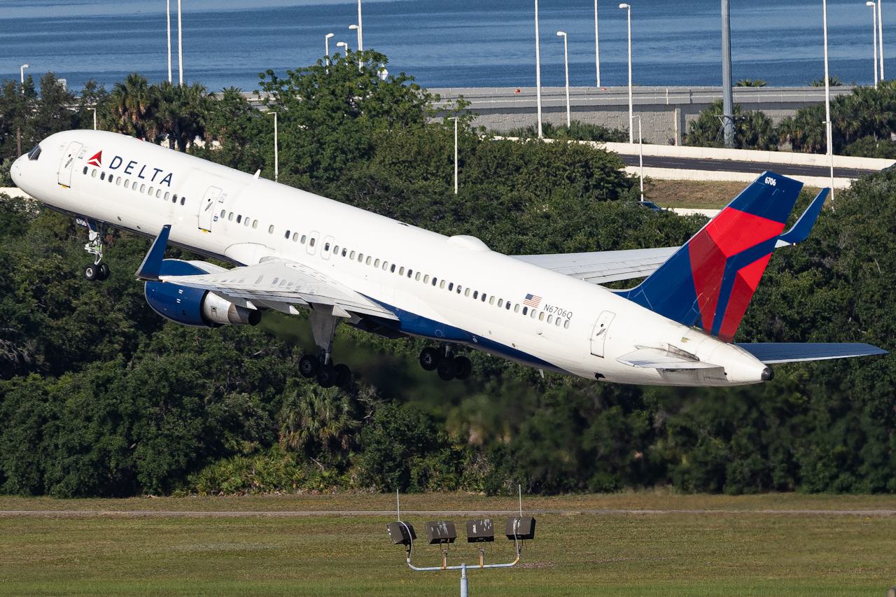Full size: Delta Airlines Boeing 757-200 N6706Q at Tampa International Airport