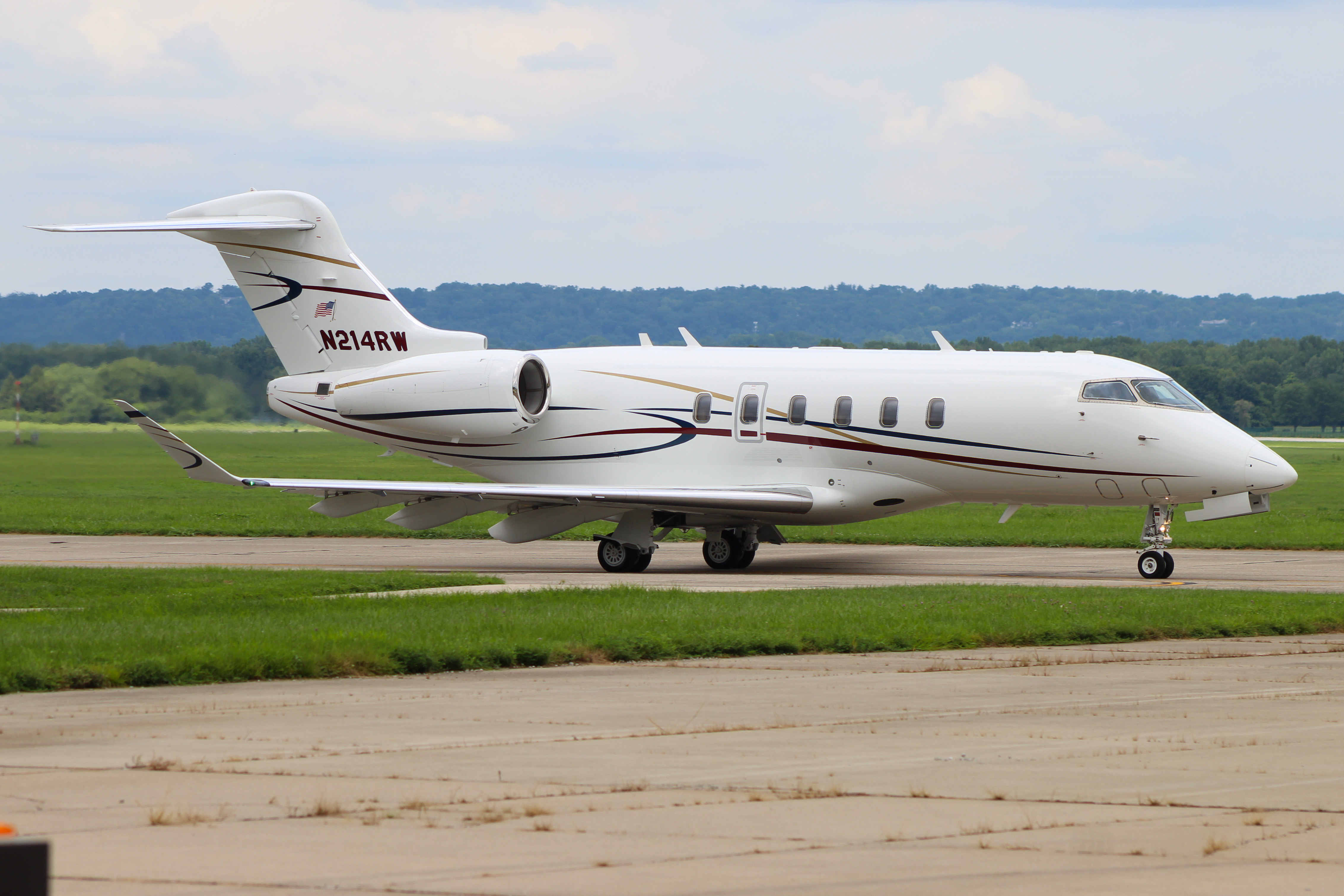 Full size: PRIVATE Bombardier Challenger 350 N214RW at Cincinnati Municipal Airport/Lunken Field