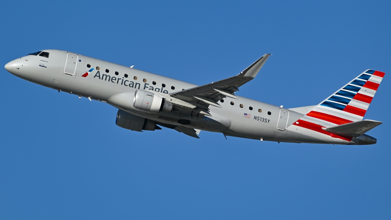 Full size: SkyWest Airlines Embraer E175 N513SY at Los Angeles International Airport