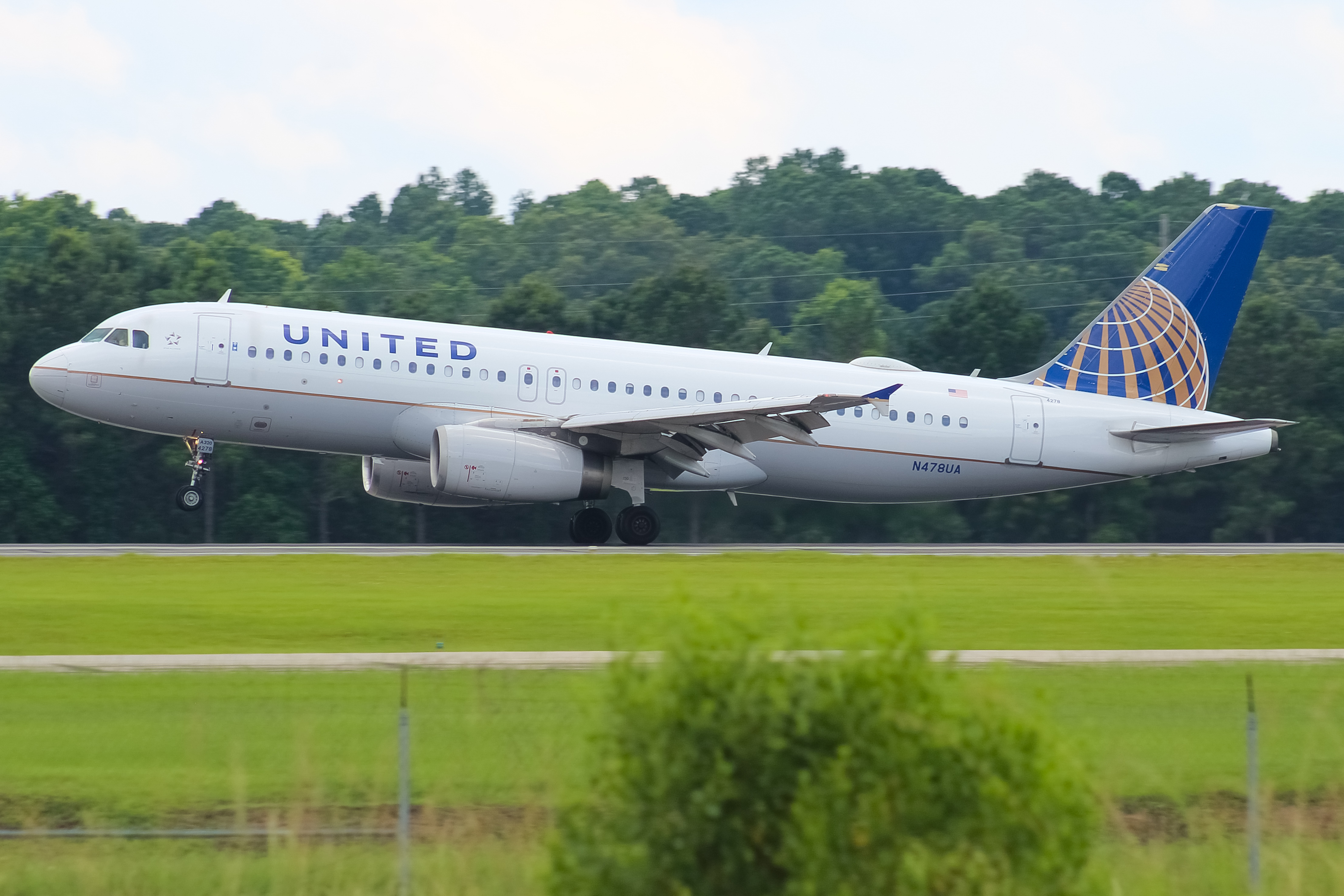 Full size: United Airlines Airbus A320 N478UA at Savannah/Hilton Head International Airport