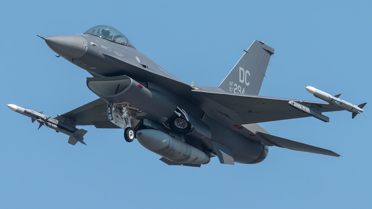 Full size: USAF - United States Air Force General Dynamics F-16 Fighting Falcon 87-0294 at Joint Base Andrews