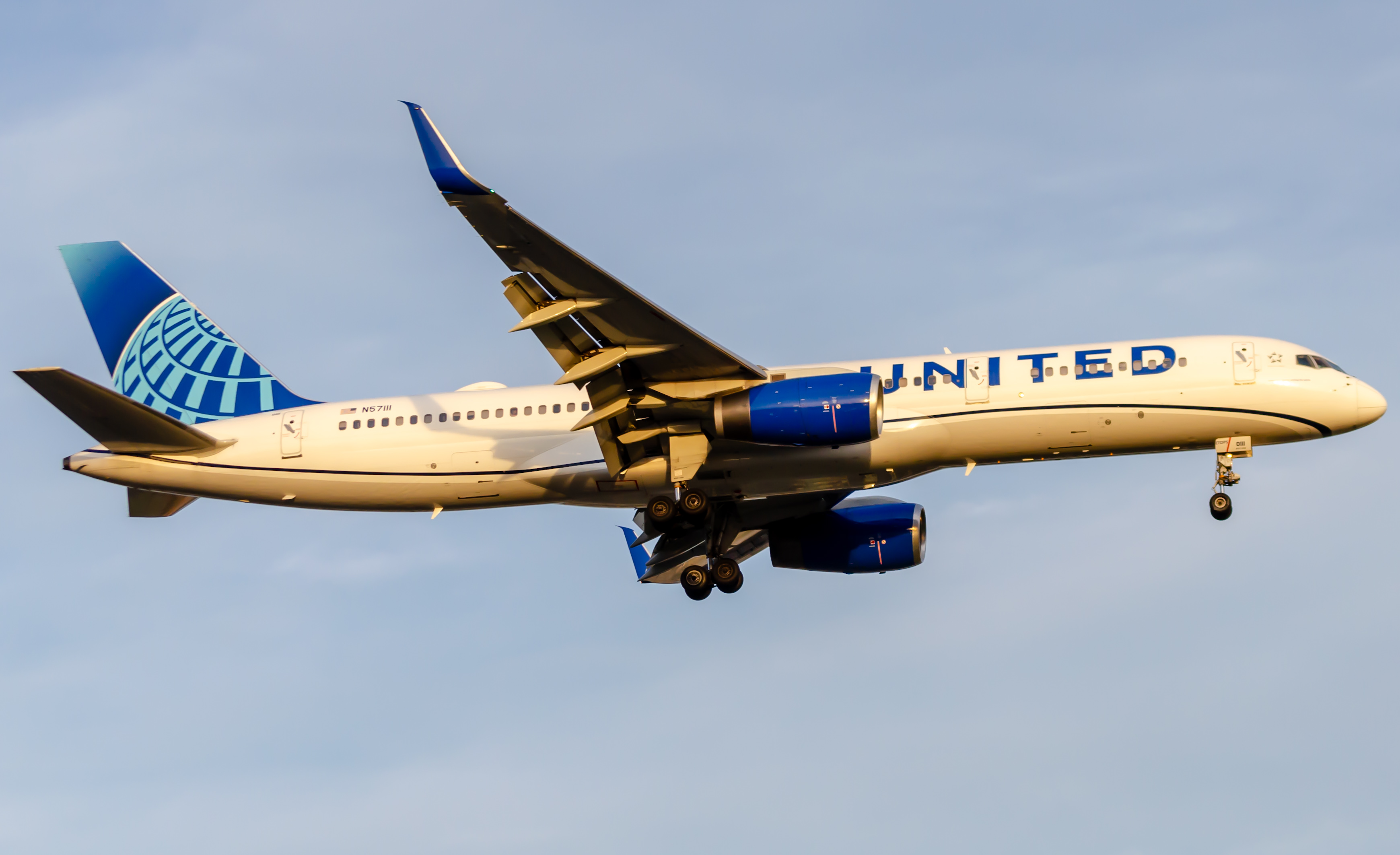 Full size: United Airlines Boeing 757-200 N57111 at Newark Liberty International Airport