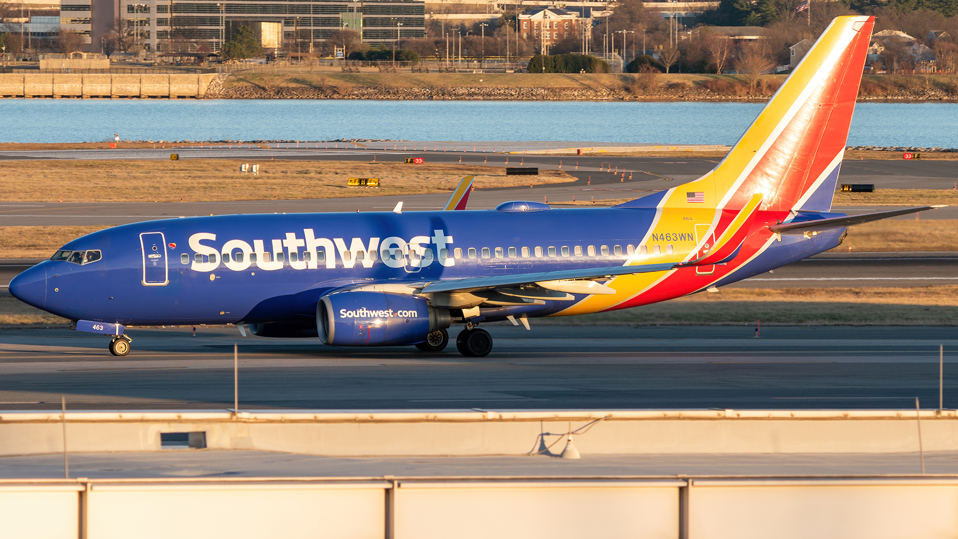 Full size: Southwest Airlines Boeing 737-700 N463WN at Ronald Reagan National Airport