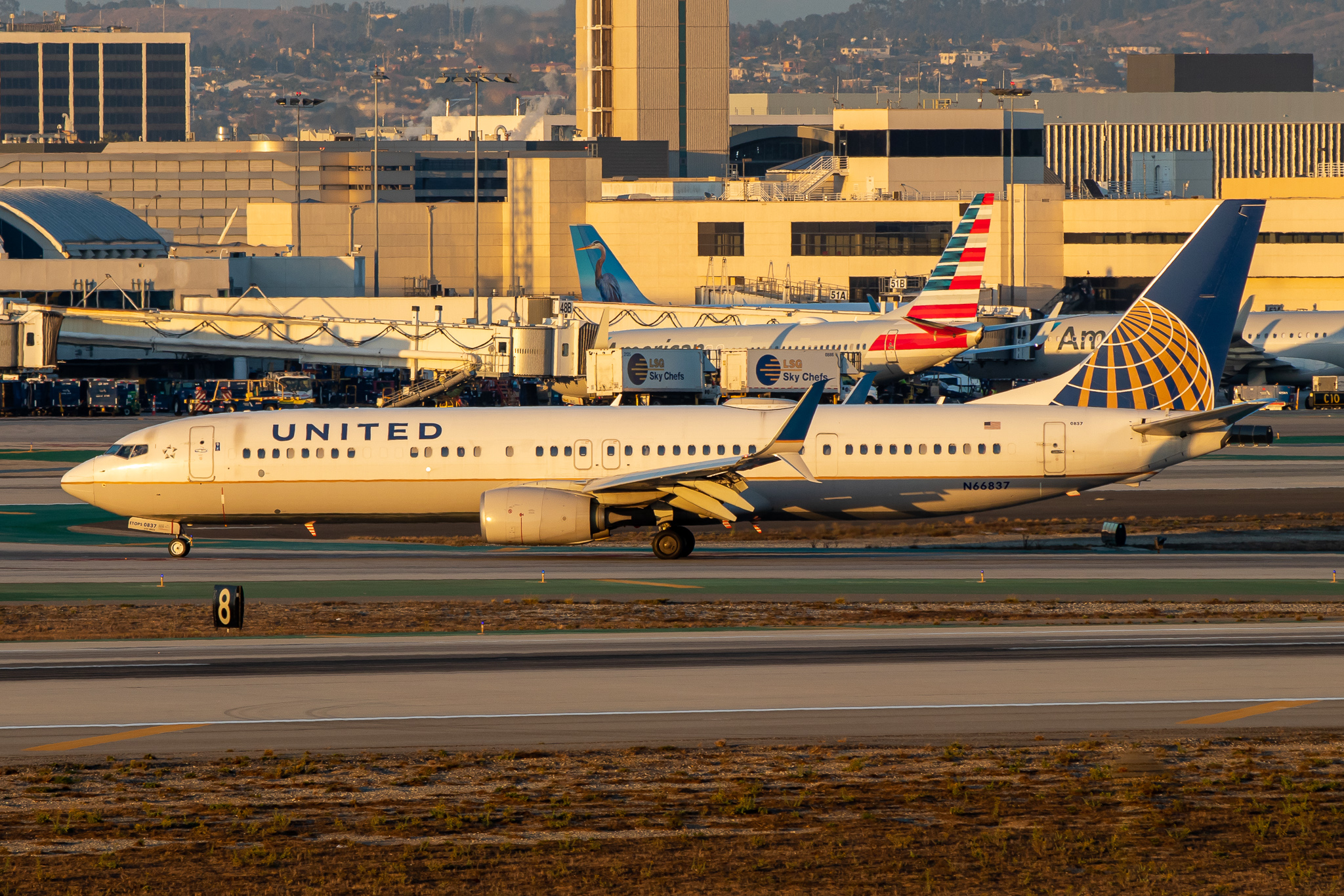 Full size: United Airlines Boeing 737-900ER N66837 at Los Angeles International Airport