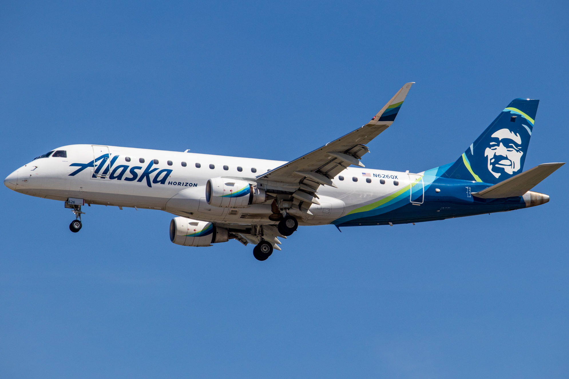 Full size: Horizon Air Embraer E175 N626QX at Vancouver International Airport