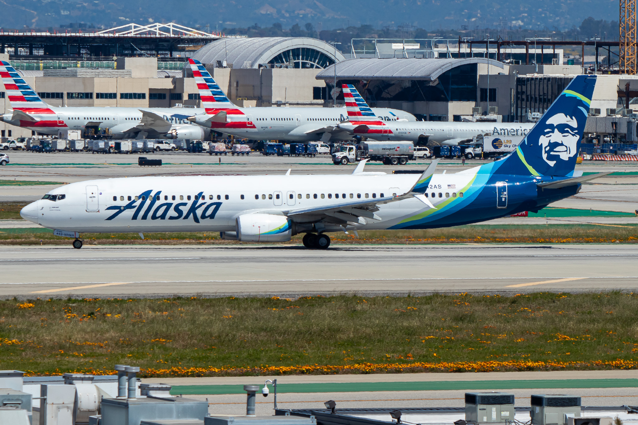 Full size: Alaska Airlines Boeing 737-900ER N442AS at Los Angeles International Airport