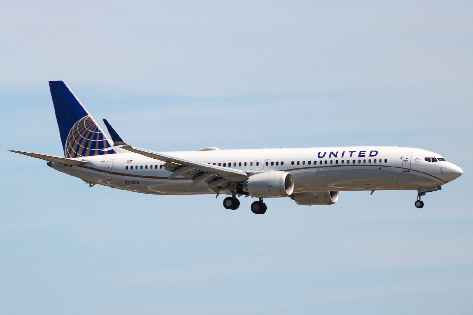 Full size: United Airlines Boeing 737 MAX 9 N27503 at Orlando International Airport
