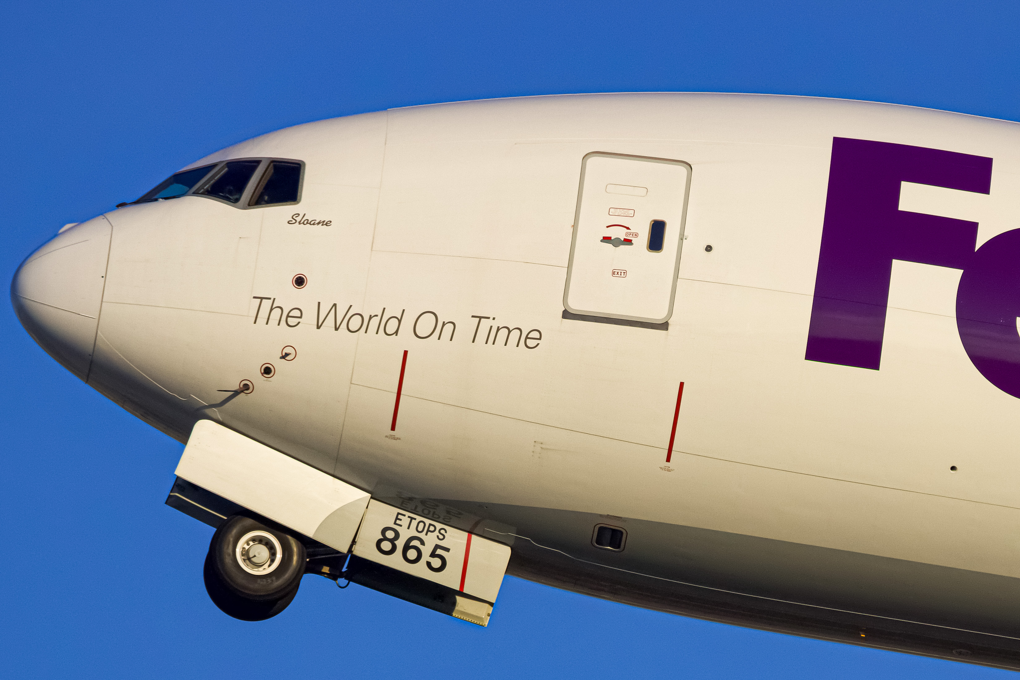 Full size: FedEx Boeing 777-F N865FD at Dallas-Fort Worth International Airport