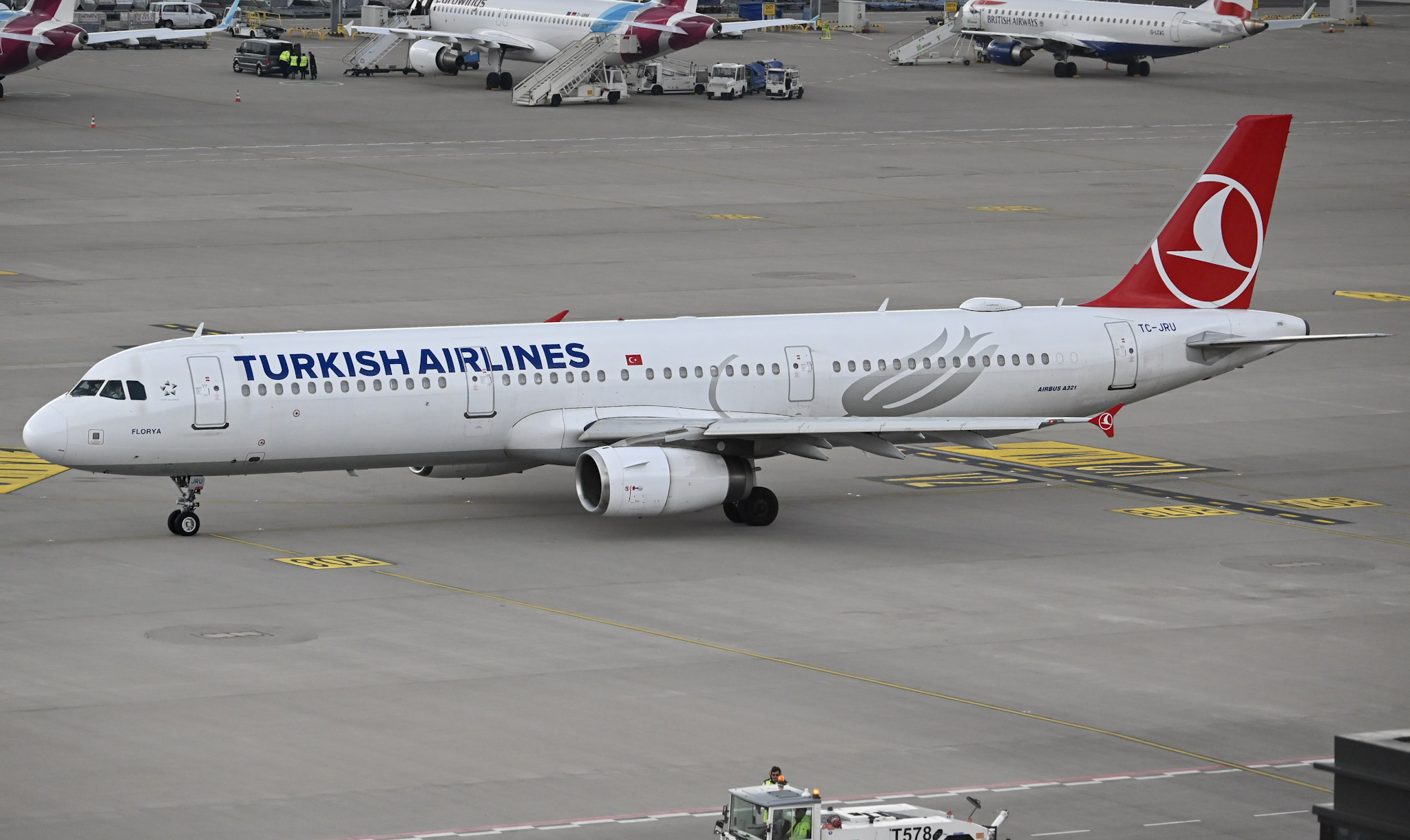 Full size: Turkish Airlines Airbus A321-200 TC-JRU at Berlin Brandenburg Airport