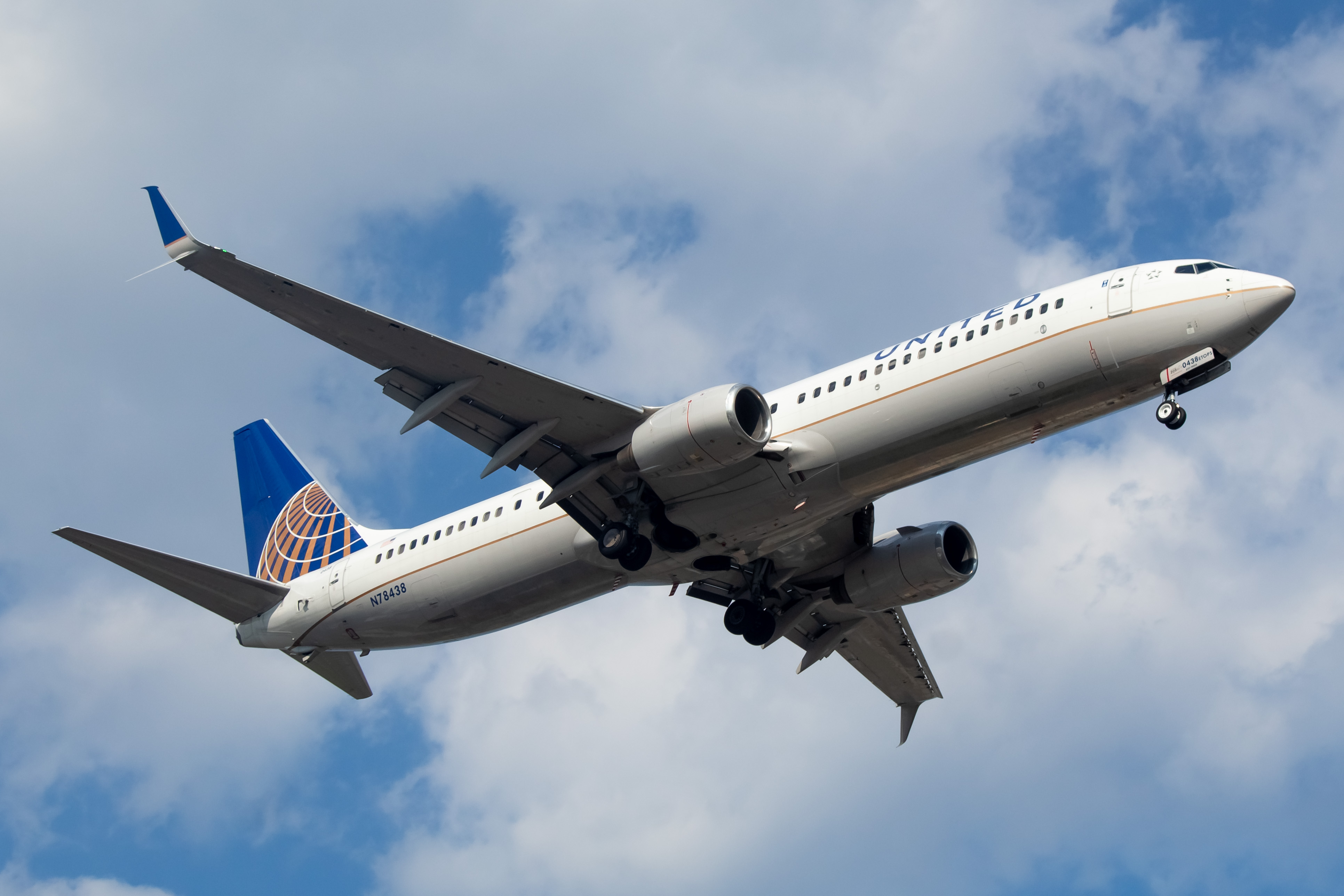Full size: United Airlines Boeing 737-924ER N78438 at Newark Liberty International Airport