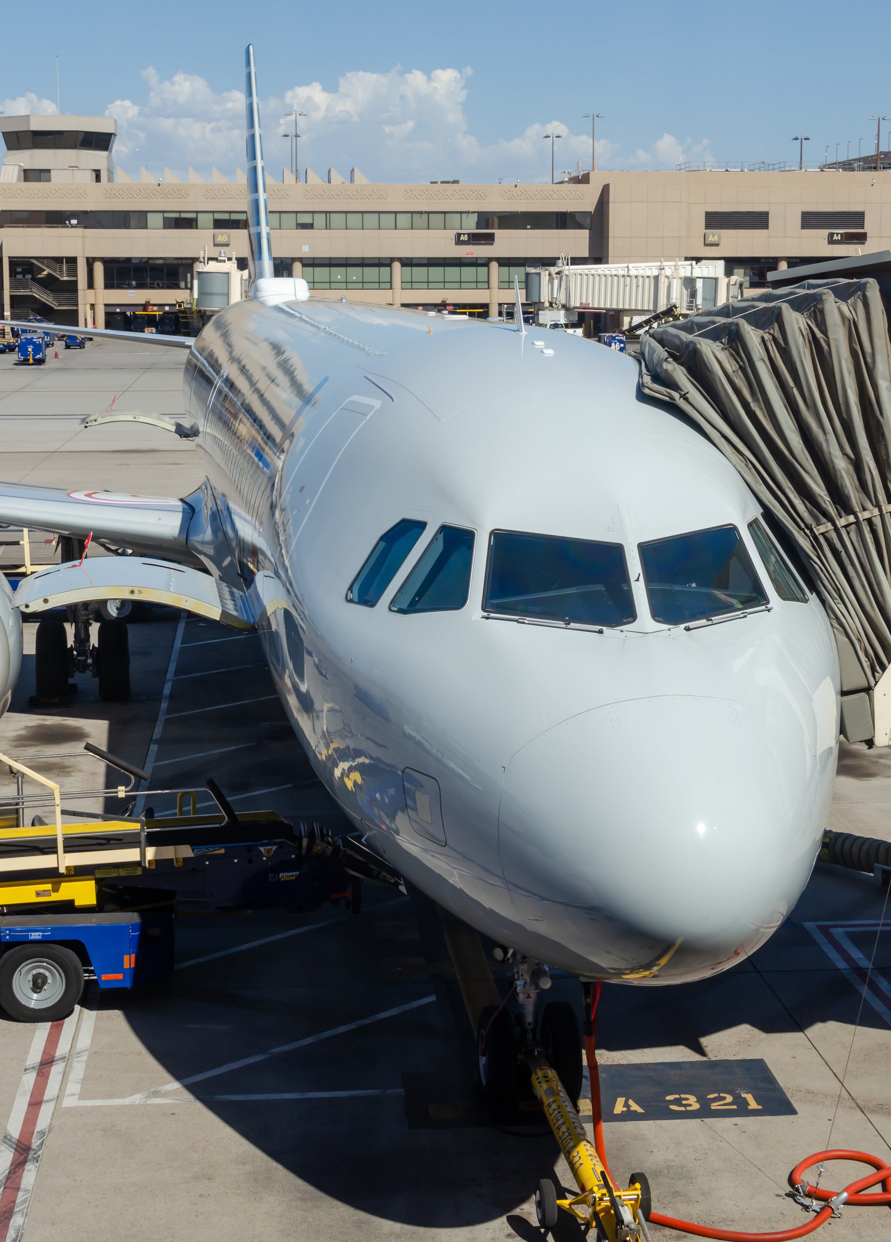 Full size: American Airlines Airbus A321-200 N915US at Phoenix Sky Harbor International Airport