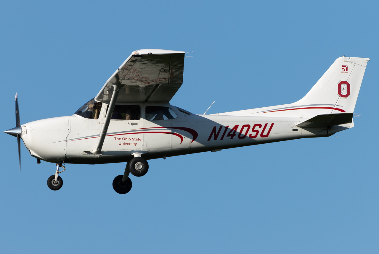 Full size: Ohio State University Cessna 172 N140SU at Pittsburgh International Airport