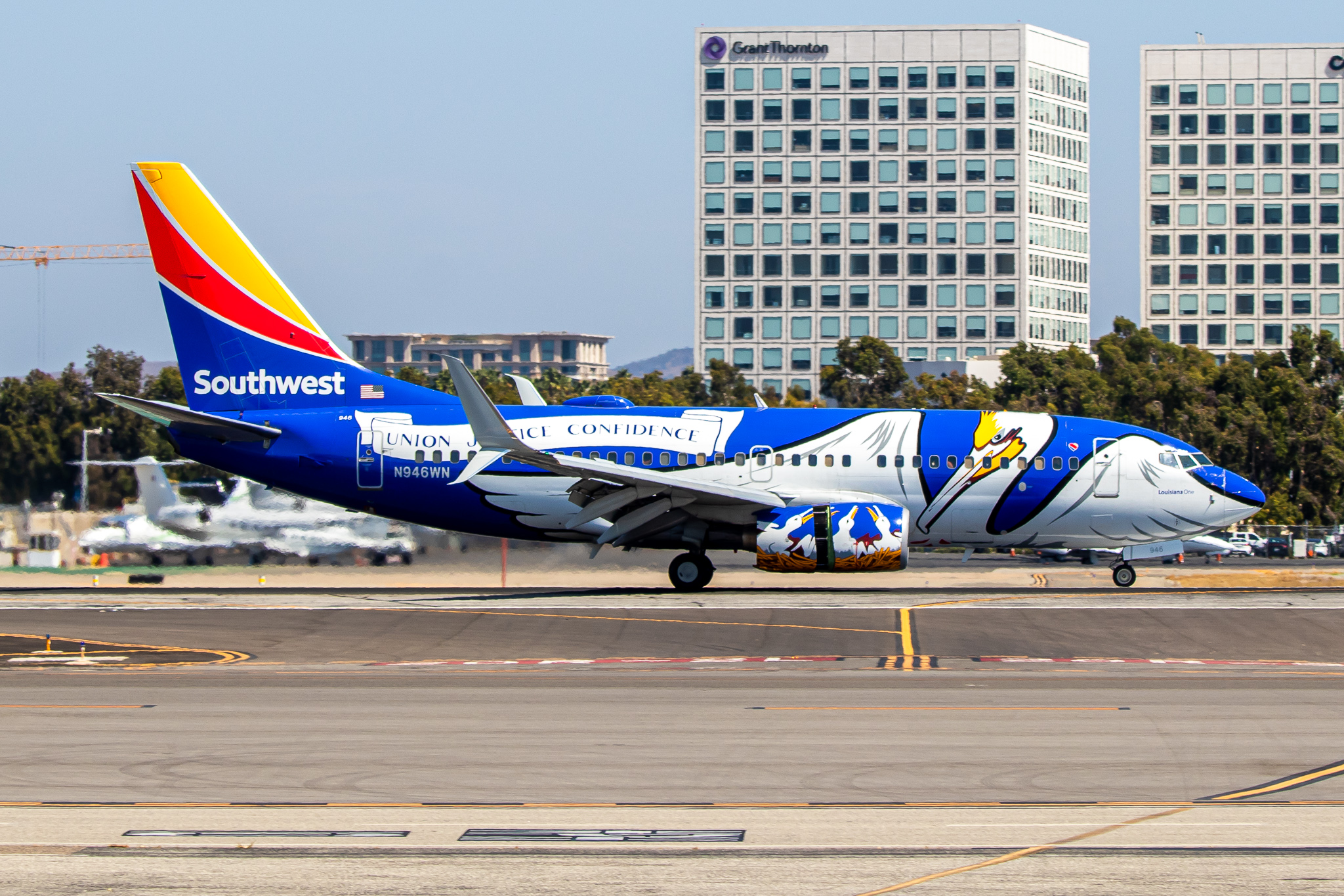 Full size: Southwest Airlines Boeing 737-700 N946WN at John Wayne/Orange County Airport