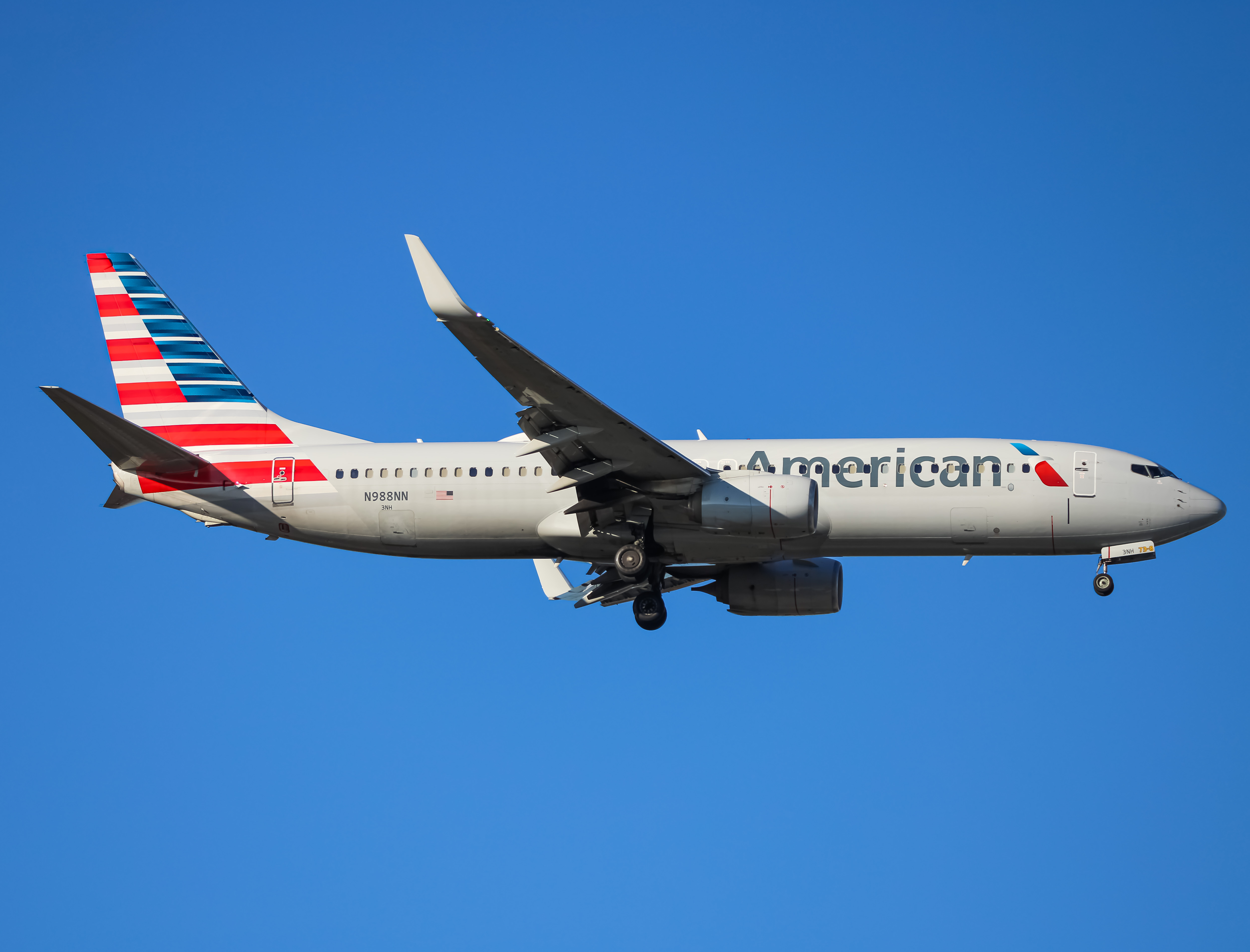 Full size: American Airlines Boeing 737-800 N988NN at Baltimore/Washington International Thurgood Marshall Airport