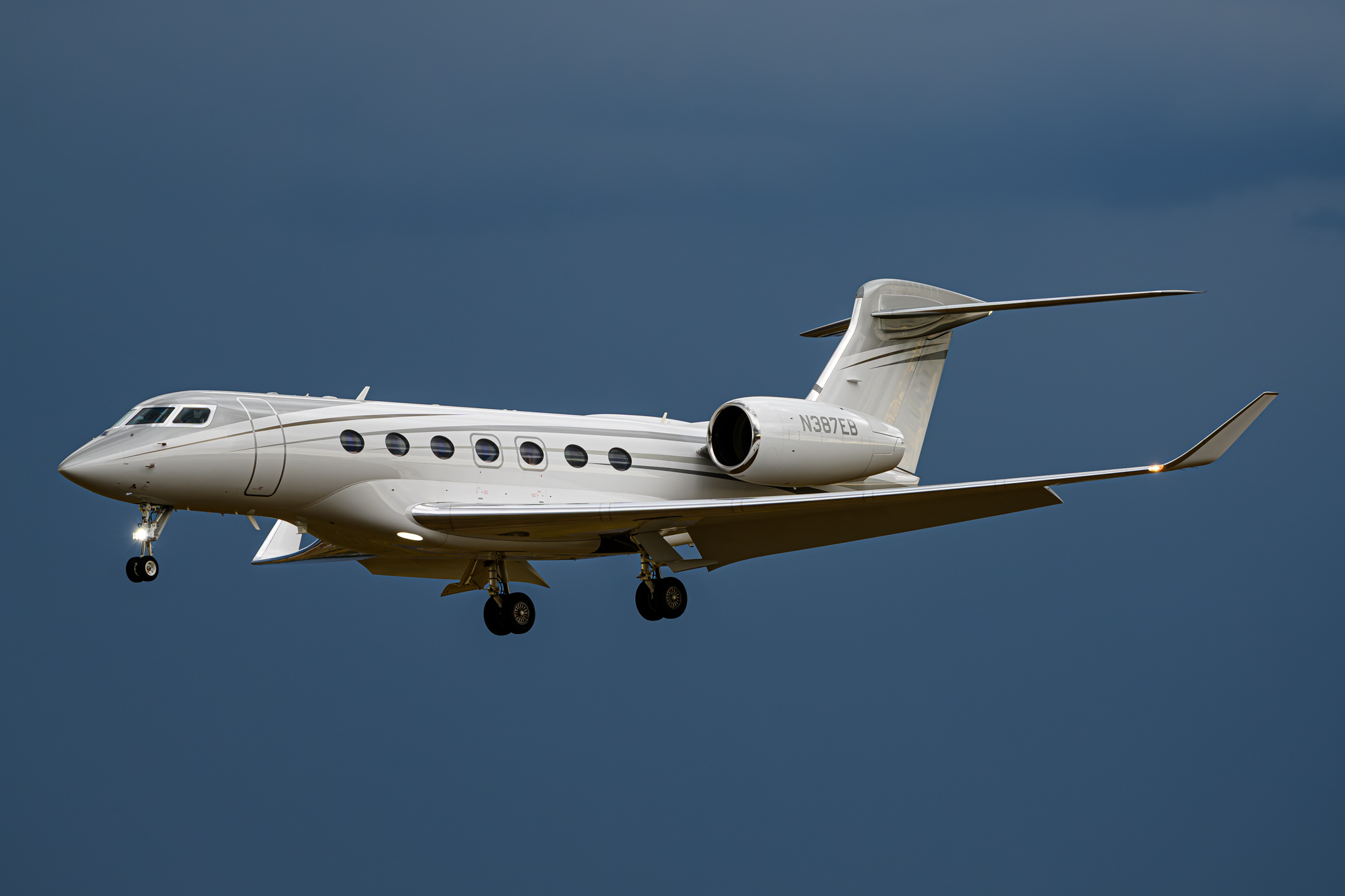 Full size: PRIVATE Gulfstream G600 N387EB at Centennial Airport
