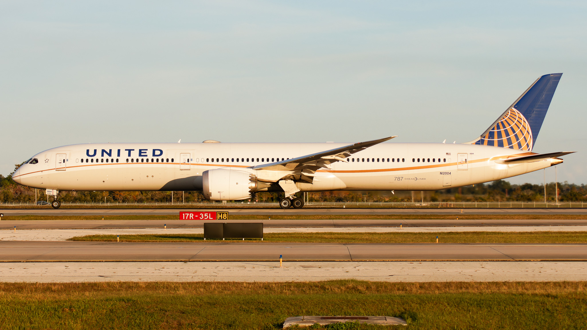 Full size: United Airlines Boeing 787-10 N12004 at Orlando International Airport