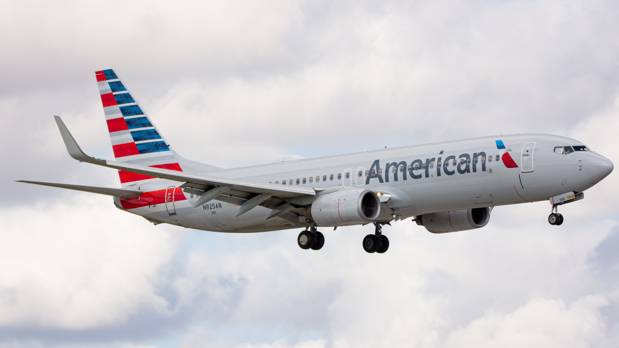 Full size: American Airlines Boeing 737-800 N925AN at Miami International Airport