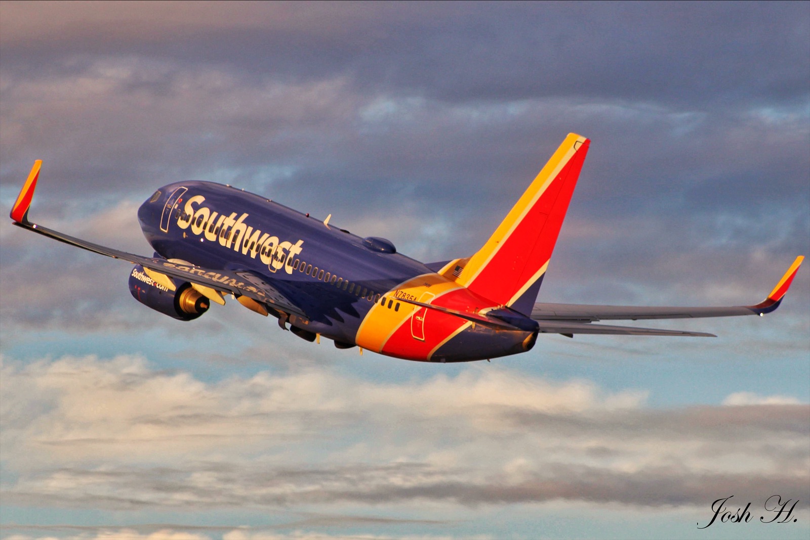 Full size: Southwest Airlines Boeing 737-700 N7835A at Dallas Love Field Airport