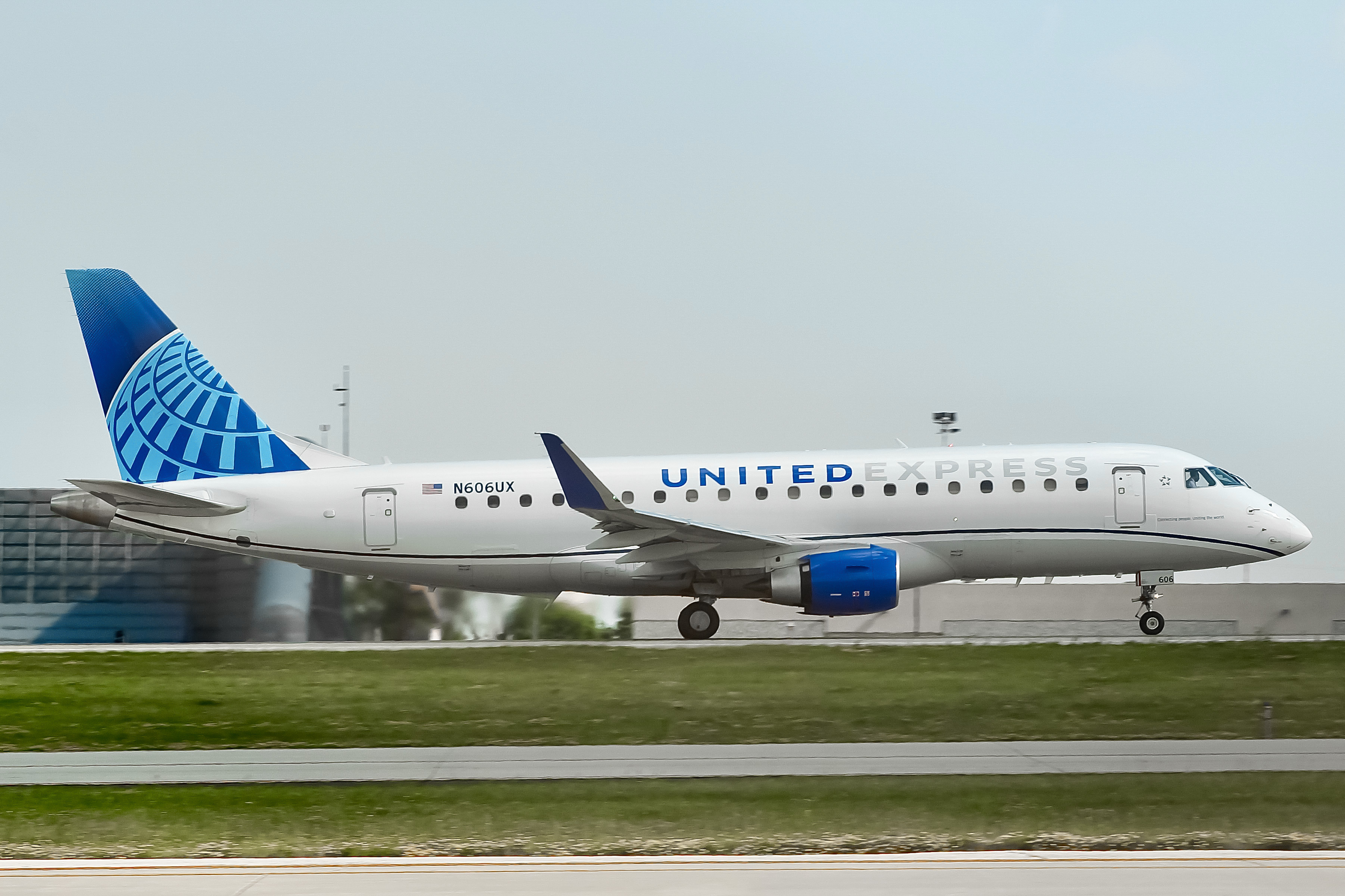 Full size: United Express Embraer E175 N606UX at General Mitchell International Airport