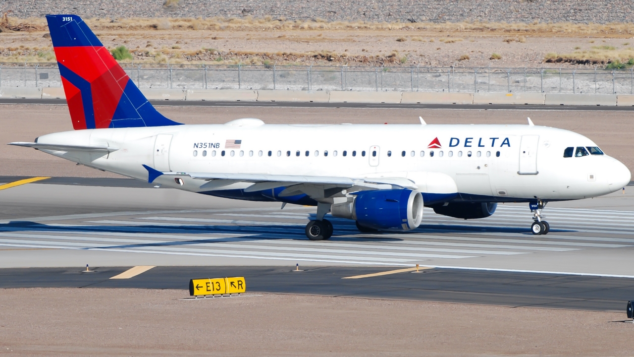 Full size: Delta Airlines Airbus A319 N351NB at Phoenix Sky Harbor International Airport