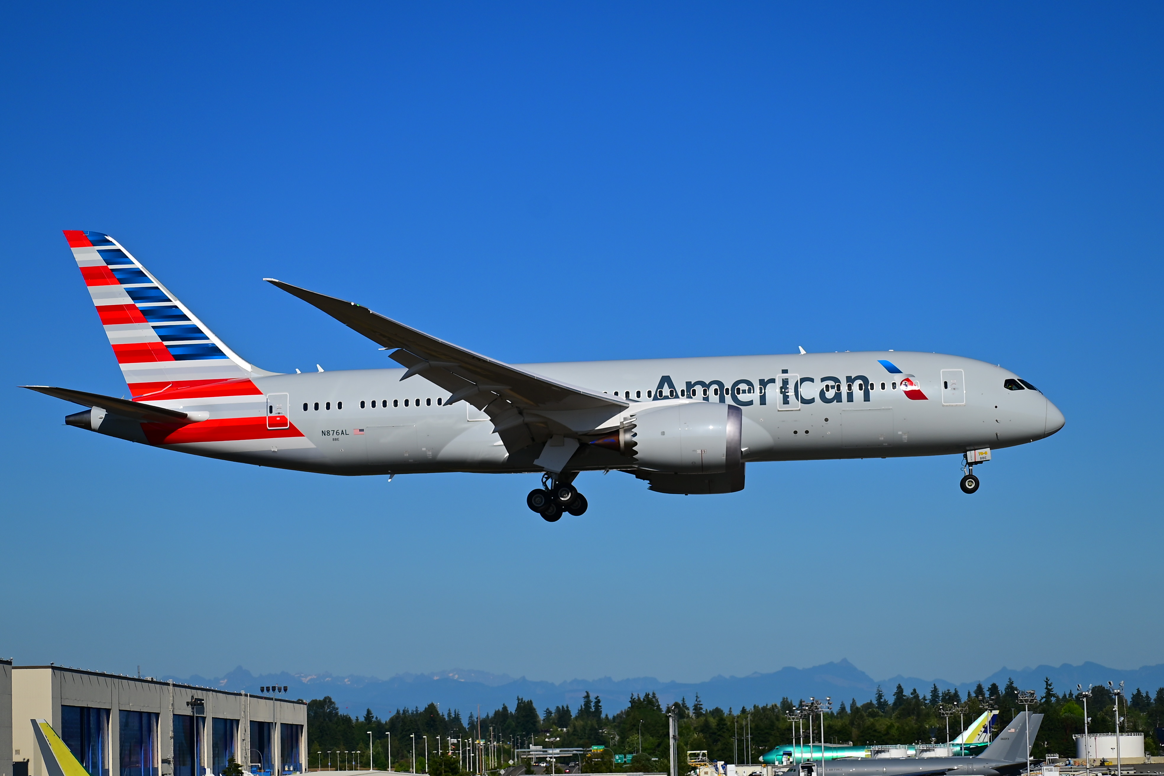 Full size: American Airlines Boeing 787-8 N876AL at Snohomish County Airport (Paine Field)