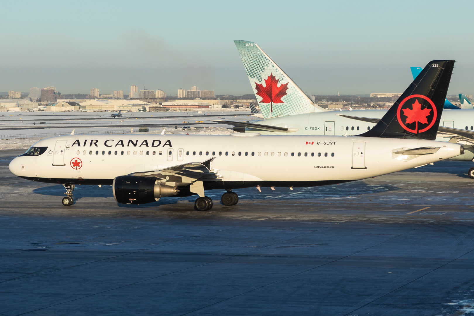 Full size: Air Canada Airbus A320 C-GJVT at Lester B Pearson International Airport