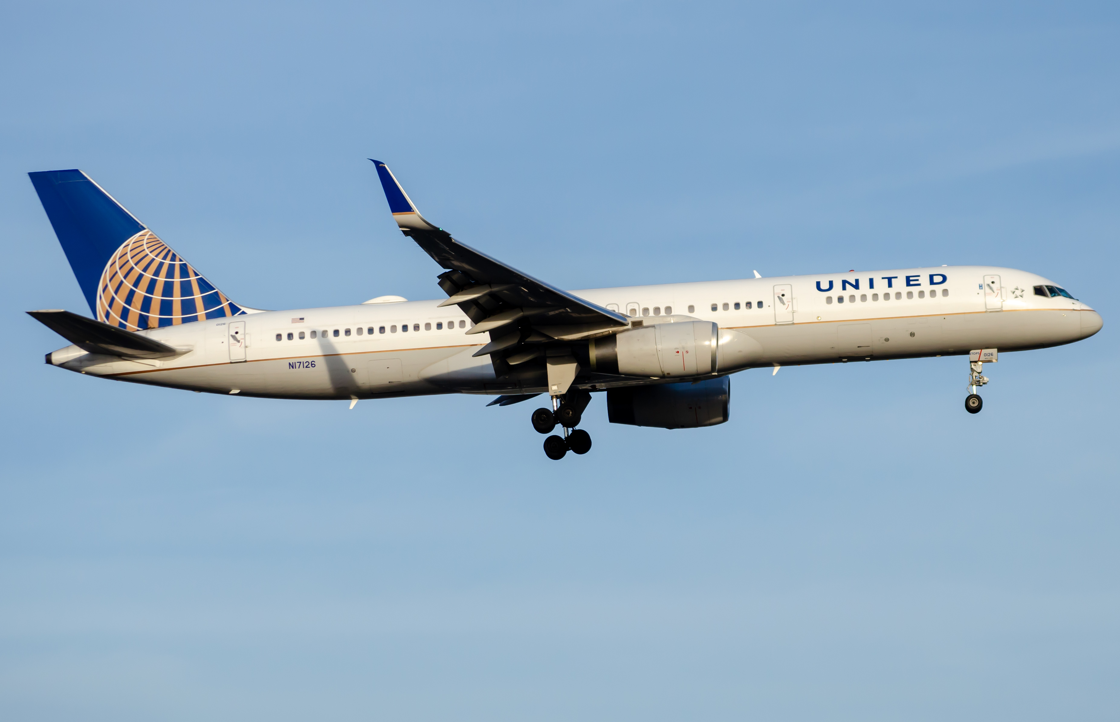 Full size: United Airlines Boeing 757-200 N17126 at Newark Liberty International Airport