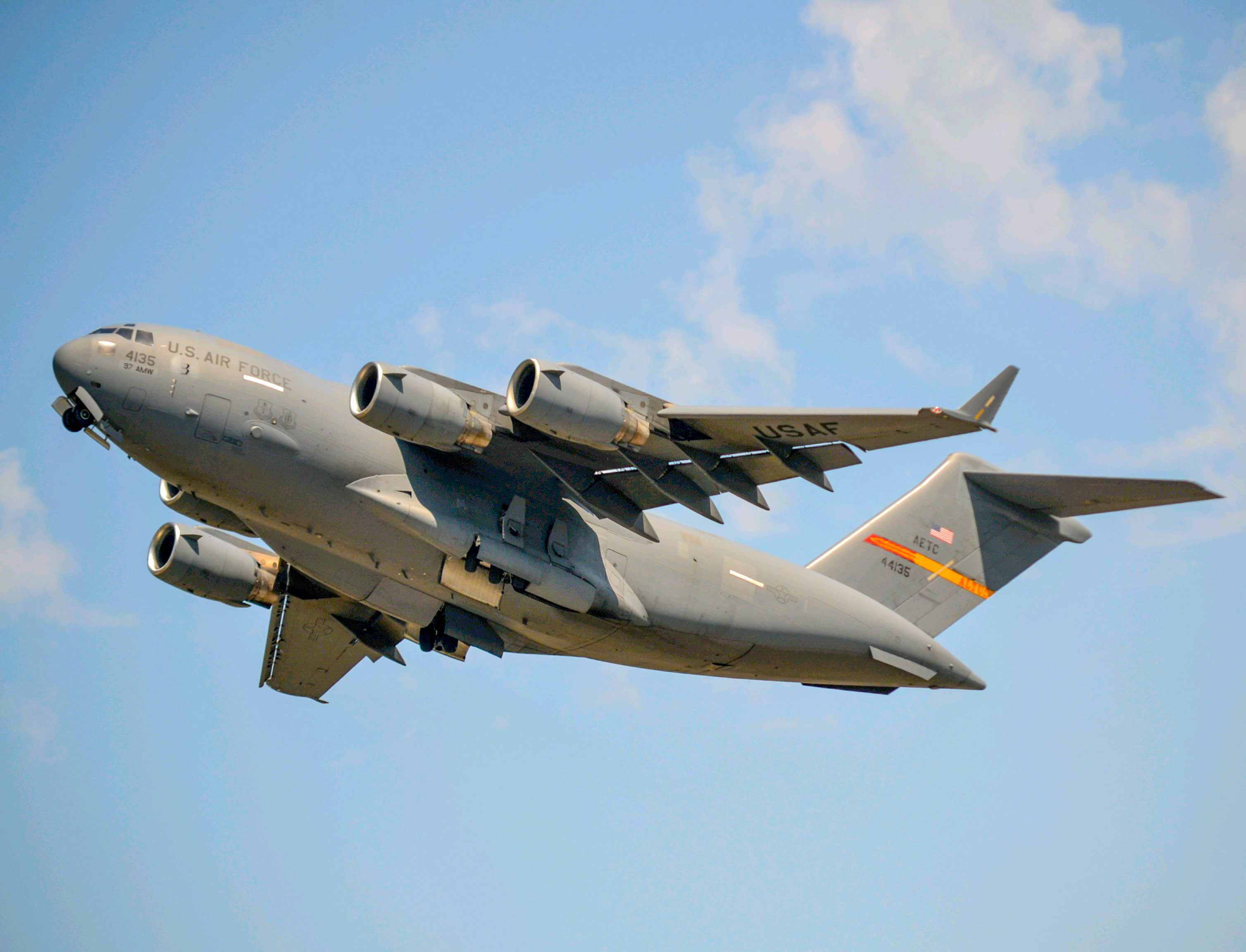 Full size: USAF - United States Air Force Boeing C-17 Globemaster III 04-4135 at Duluth International Airport