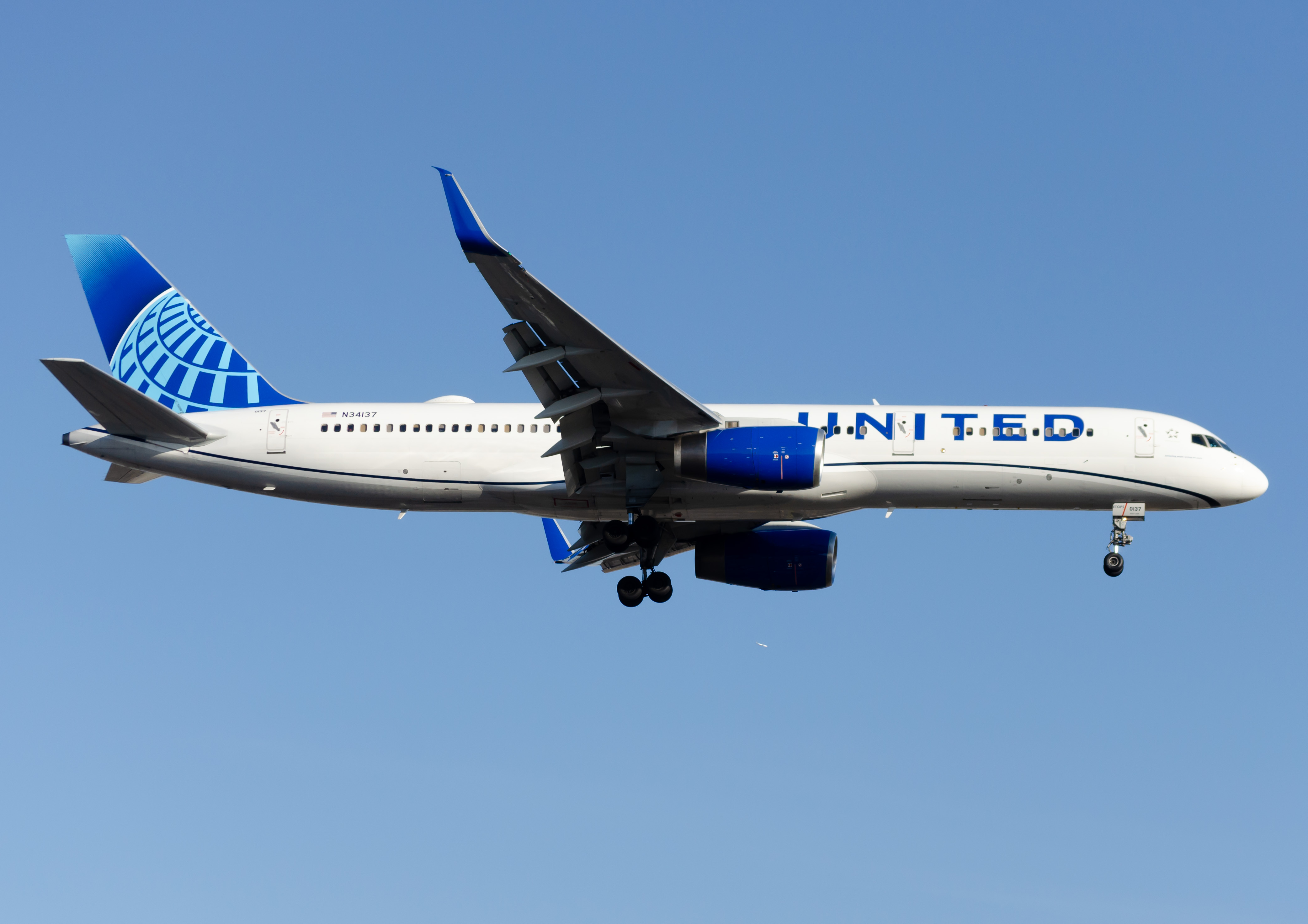 Full size: United Airlines Boeing 757-200 N34137 at Newark Liberty International Airport