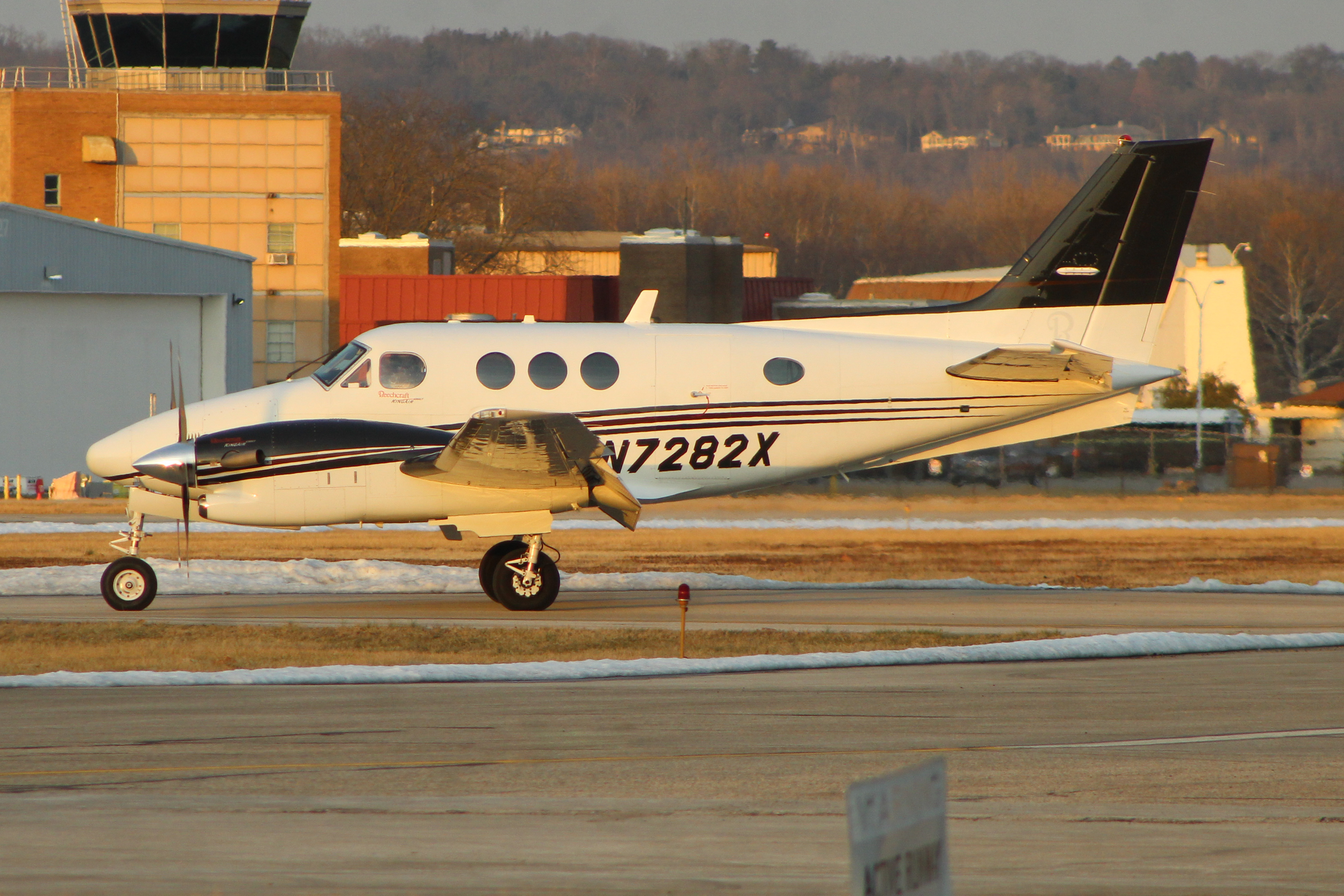 Full size: PRIVATE Beechcraft King Air 200 N7282X at Cincinnati Municipal Airport/Lunken Field