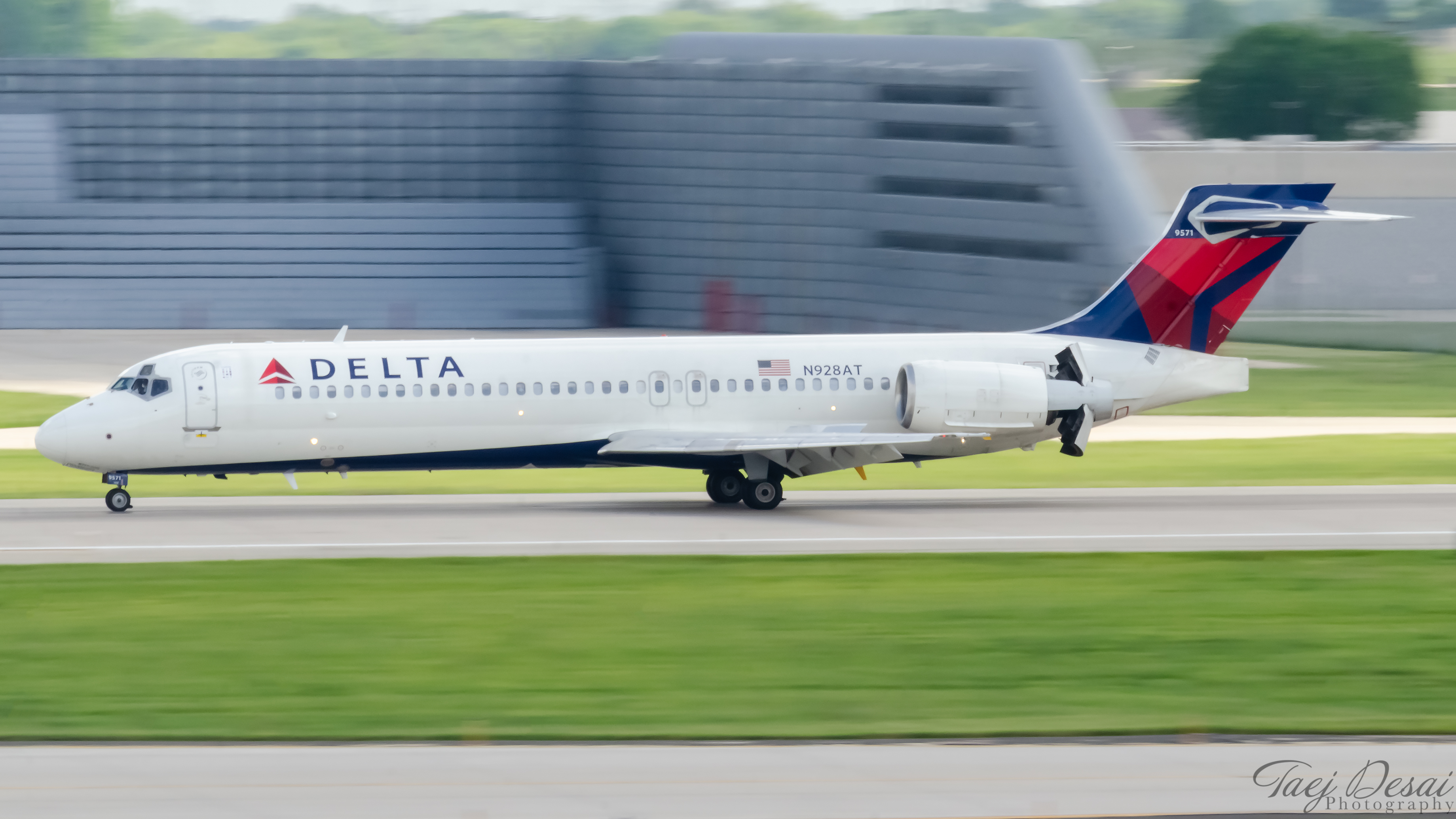 Full size: Delta Airlines Boeing 717-200 N928AT at General Mitchell International Airport