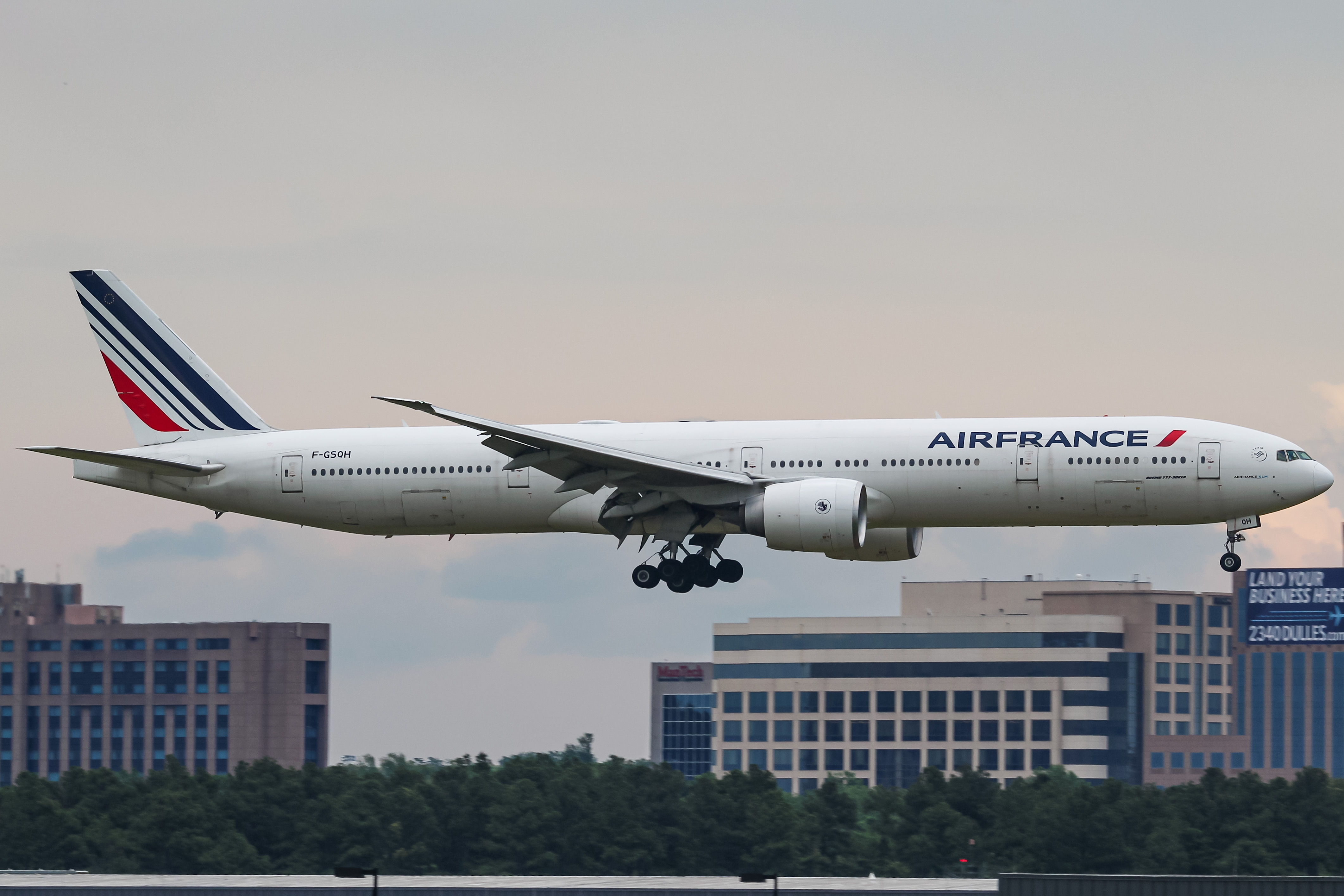 Full size: Air France Boeing 777-300ER F-GSQH at Washington Dulles International Airport