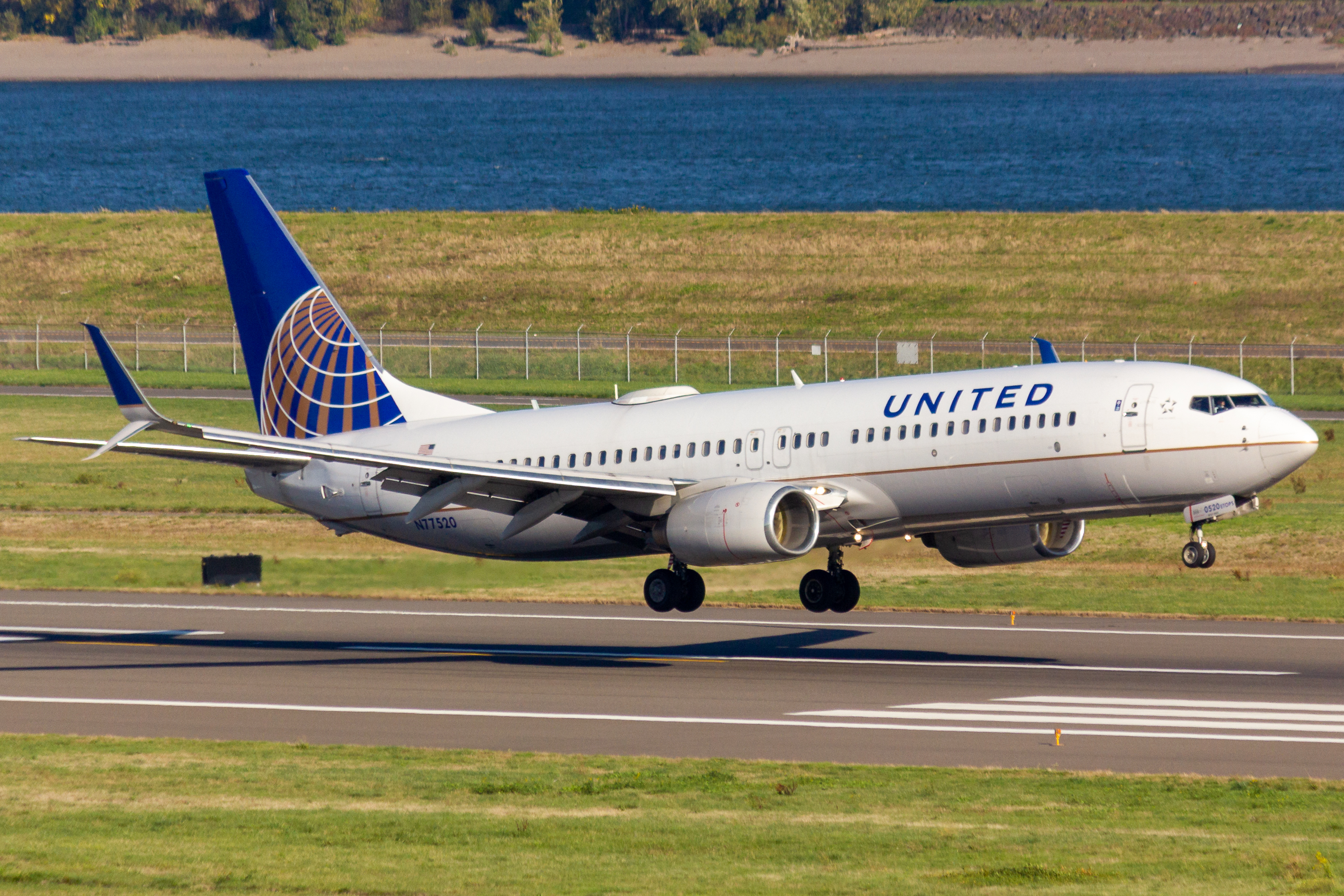 Full size: United Airlines Boeing 737-800 N77520 at Portland International Airport