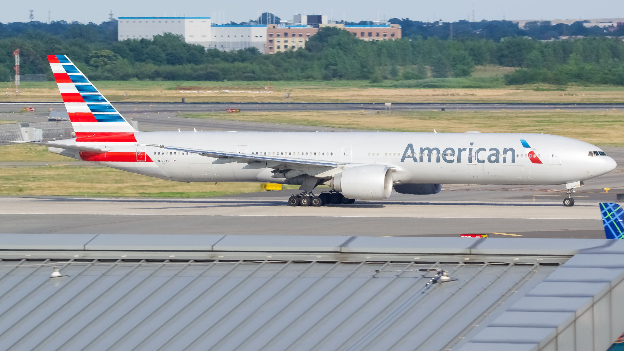 Full size: American Airlines Boeing 777-300ER N729AN at John F. Kennedy International Airport