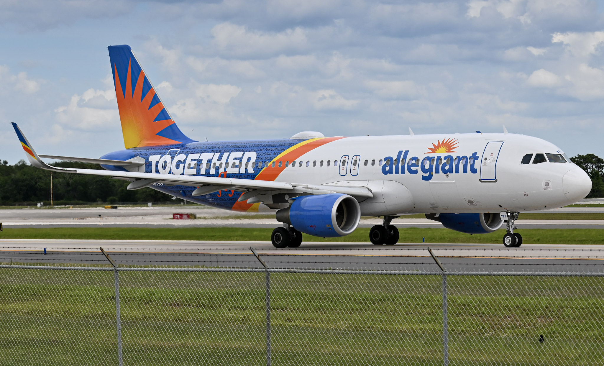 Full size: Allegiant Air Airbus A320 N197NV at Orlando International Airport