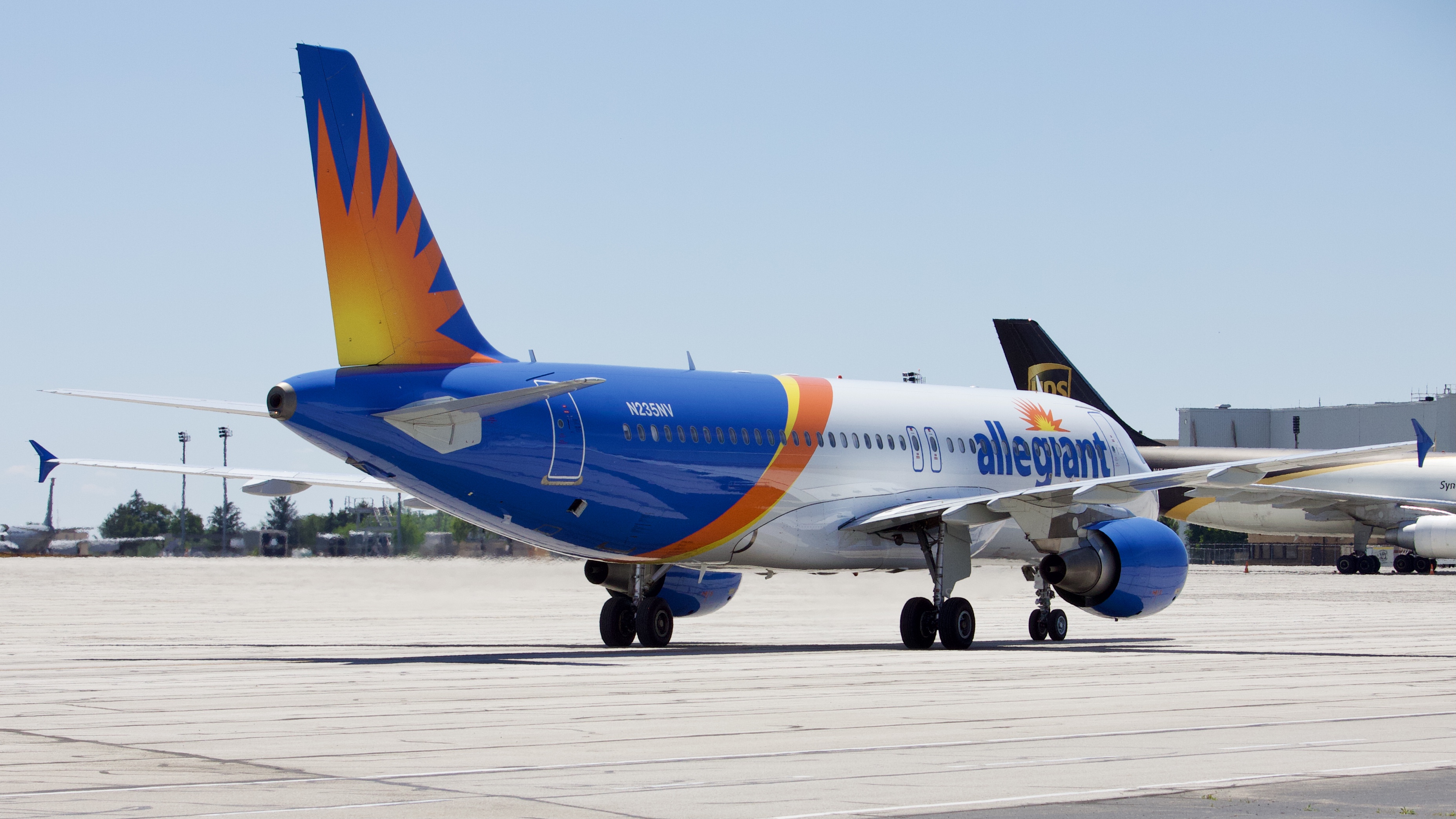 Full size: Allegiant Air Airbus A320 N235NV at Rickenbacker International Airport