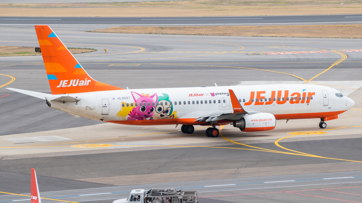 Full size: Jeju Air Boeing 737-800 HL8087 at Seoul-Gimpo International Airport