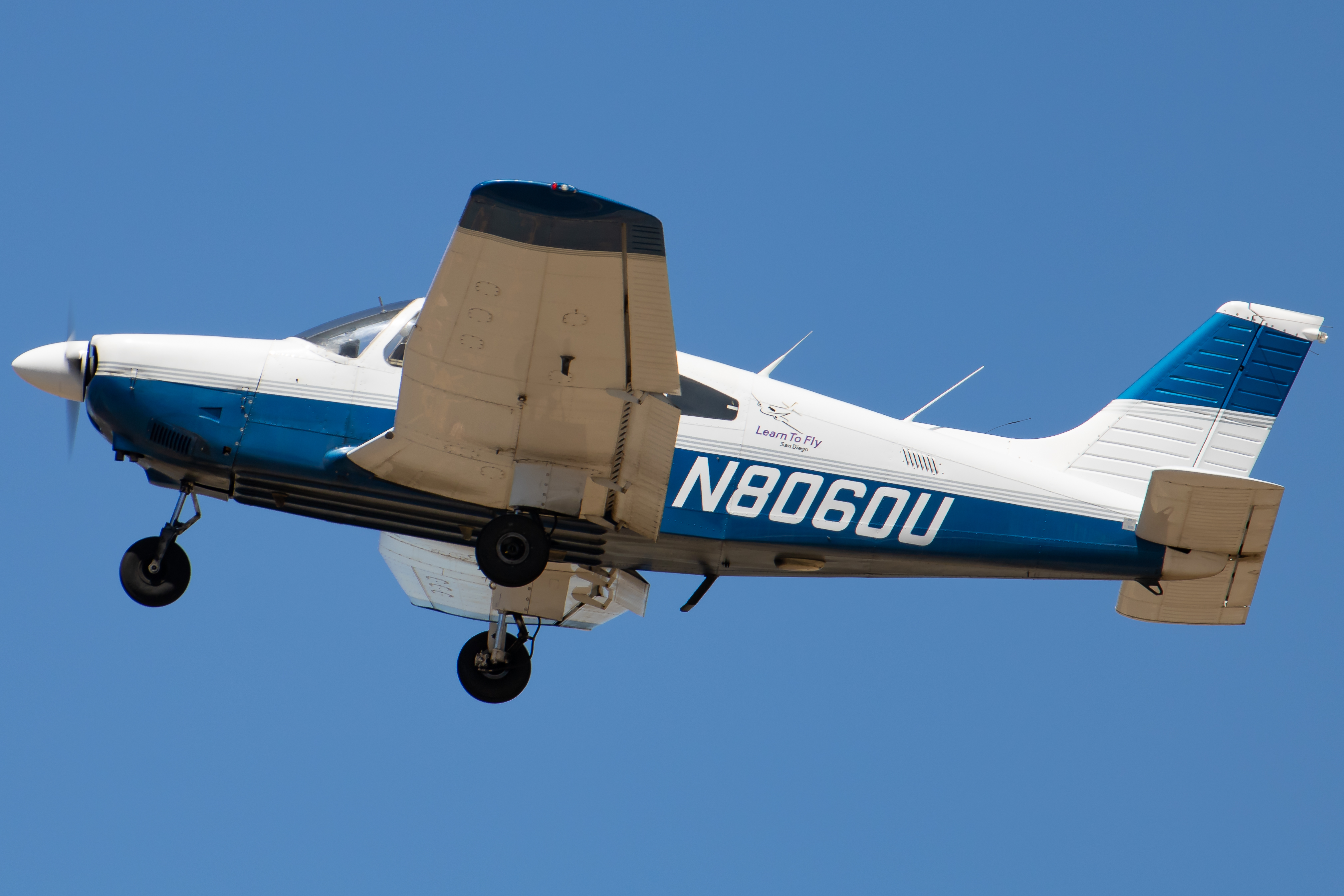 Full size: Learn To Fly San Diego Piper 28 Archer N8060U at Montgomery-Gibbs Executive Airport