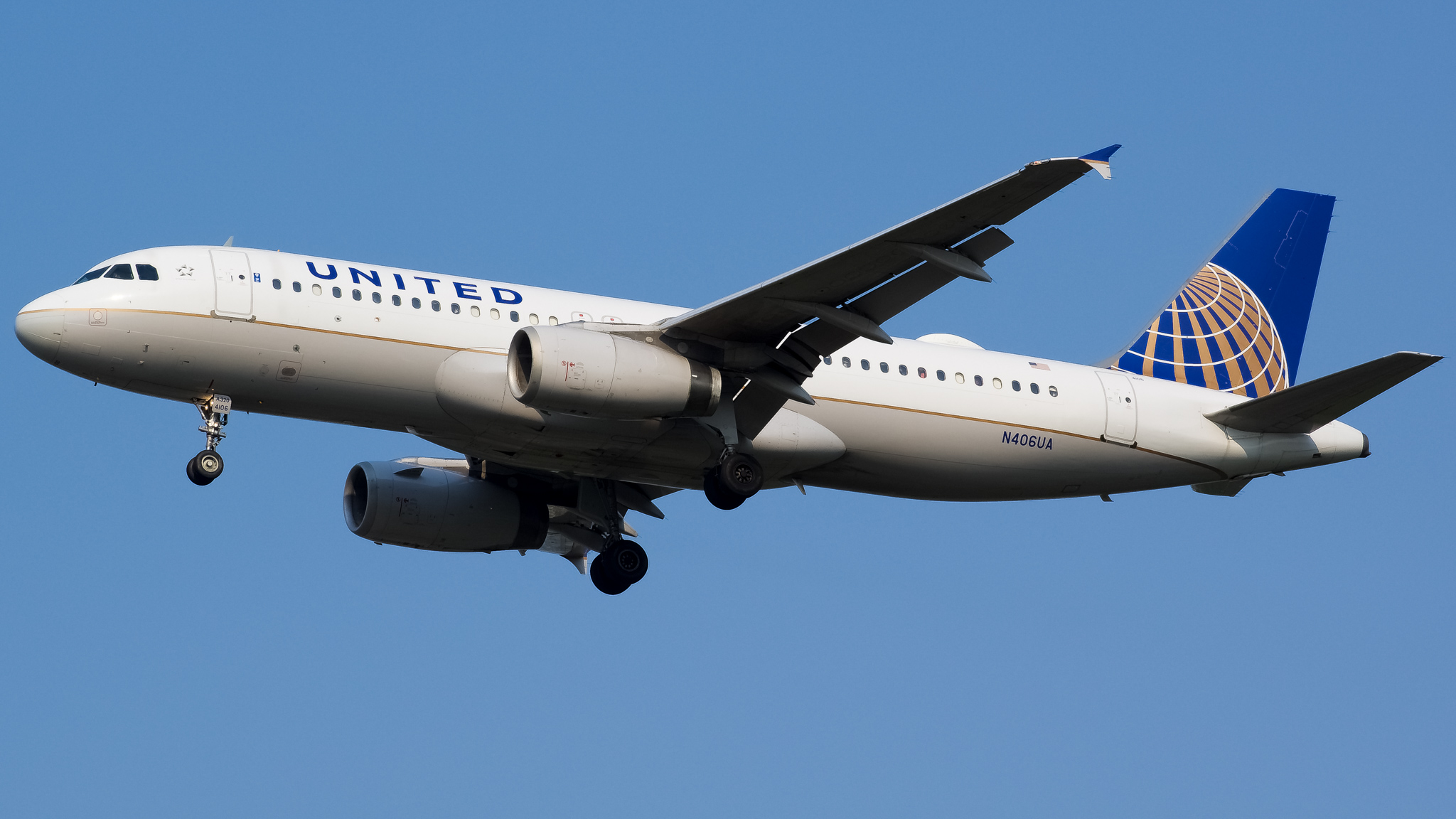 Full size: United Airlines Airbus A320 N406UA at Washington Dulles International Airport