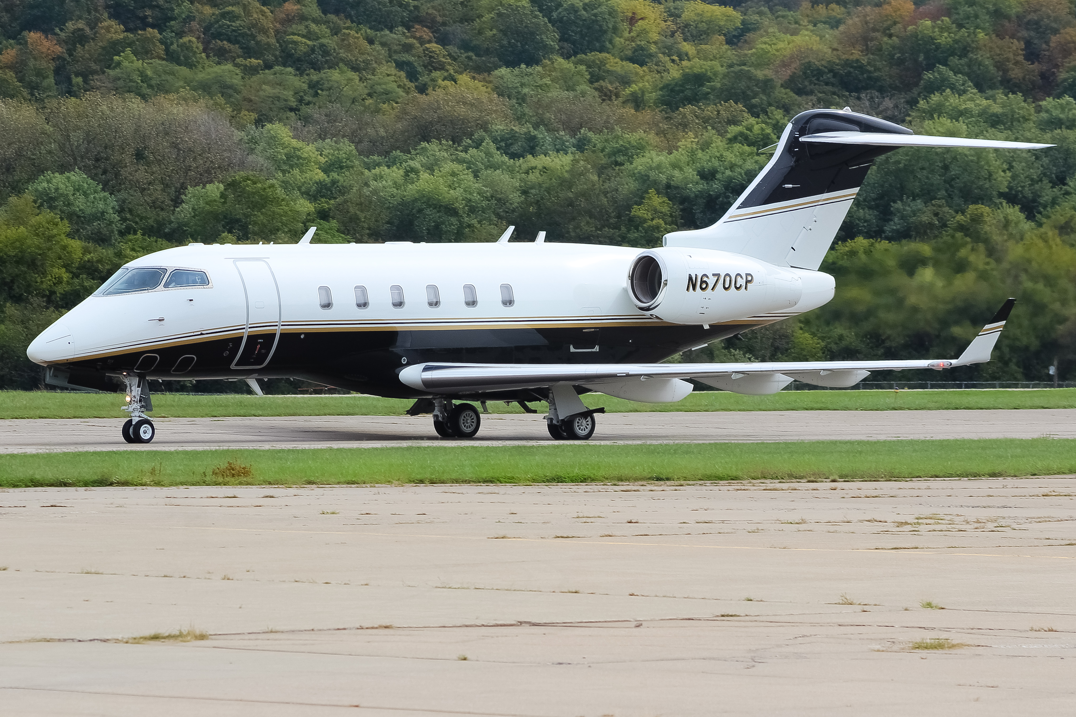 Full size: PRIVATE  Bombardier Challenger 350  N670CP at Cincinnati Municipal Airport/Lunken Field