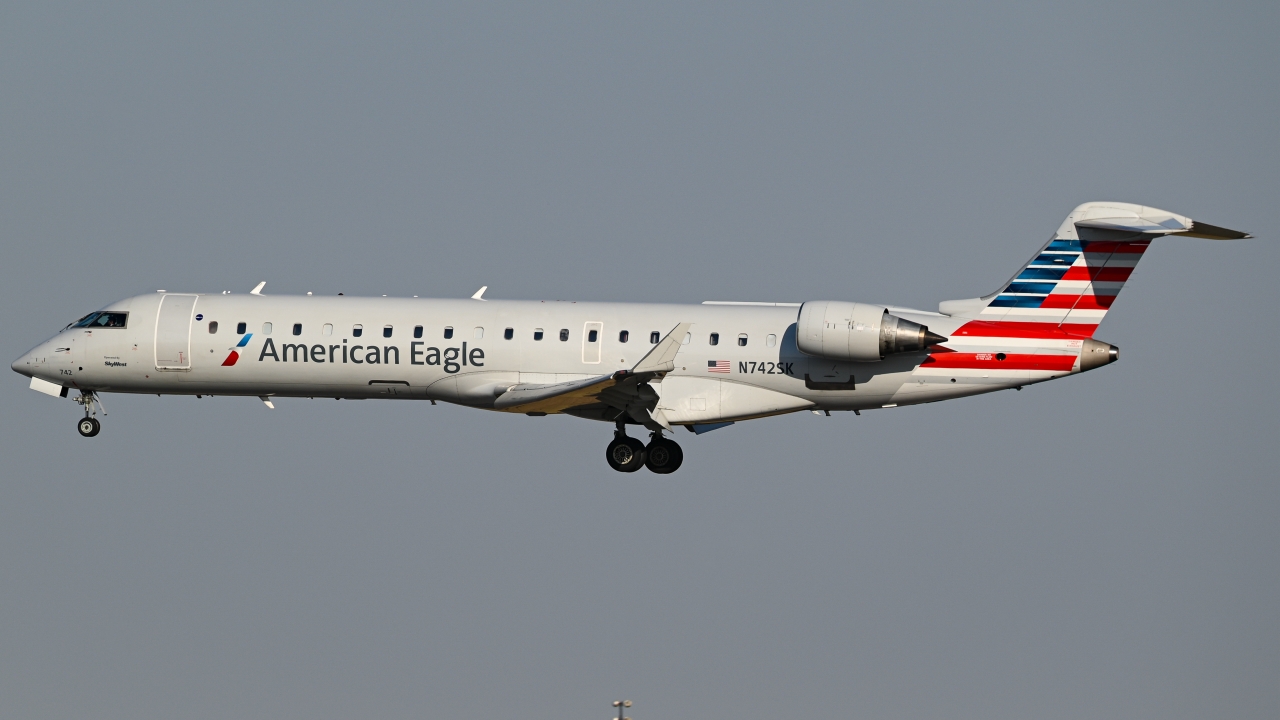 Full size: American Eagle Mitsubishi CRJ-700 N742SK at Dallas-Fort Worth International Airport