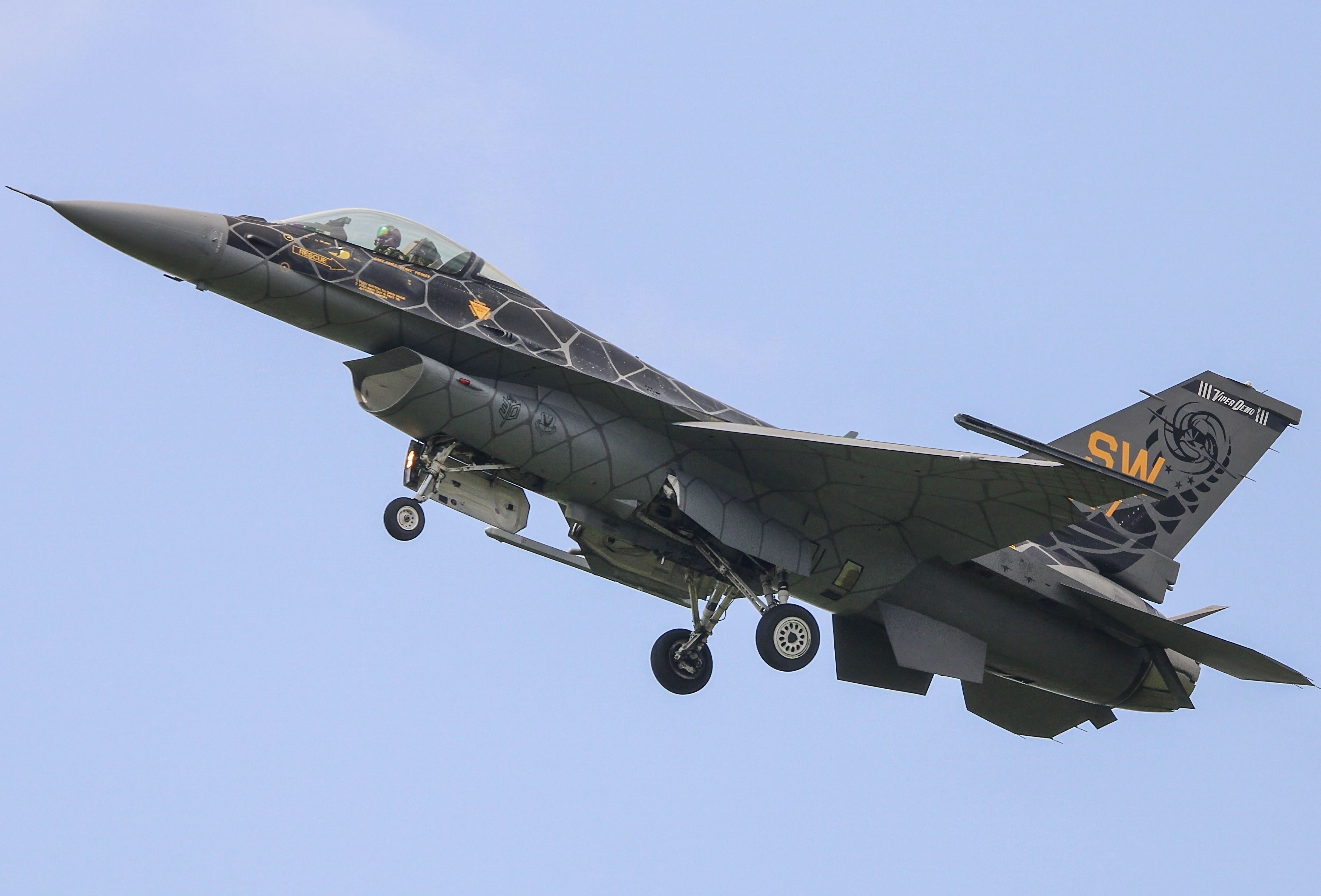 Full size: USAF - United States Air Force General Dynamics F-16 Fighting Falcon 94-0047 at McGuire Field (Joint Base Mc Guire Dix Lakehurst) Airport