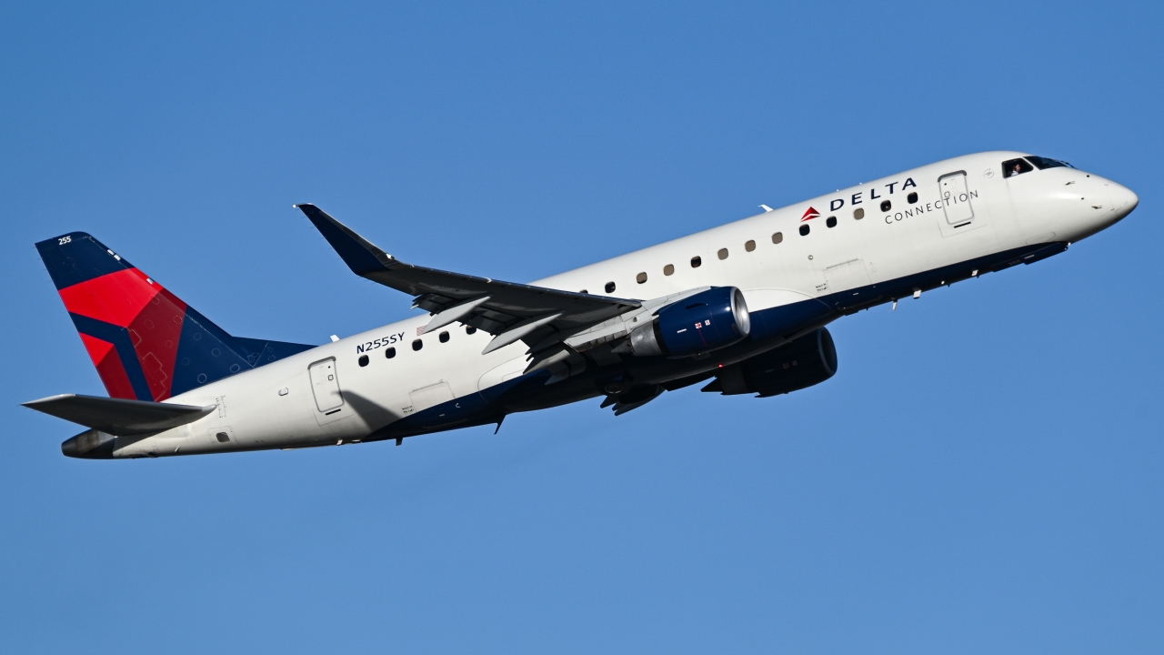 Full size: Delta Connection Embraer E175 N255SY at Reno/Tahoe International Airport