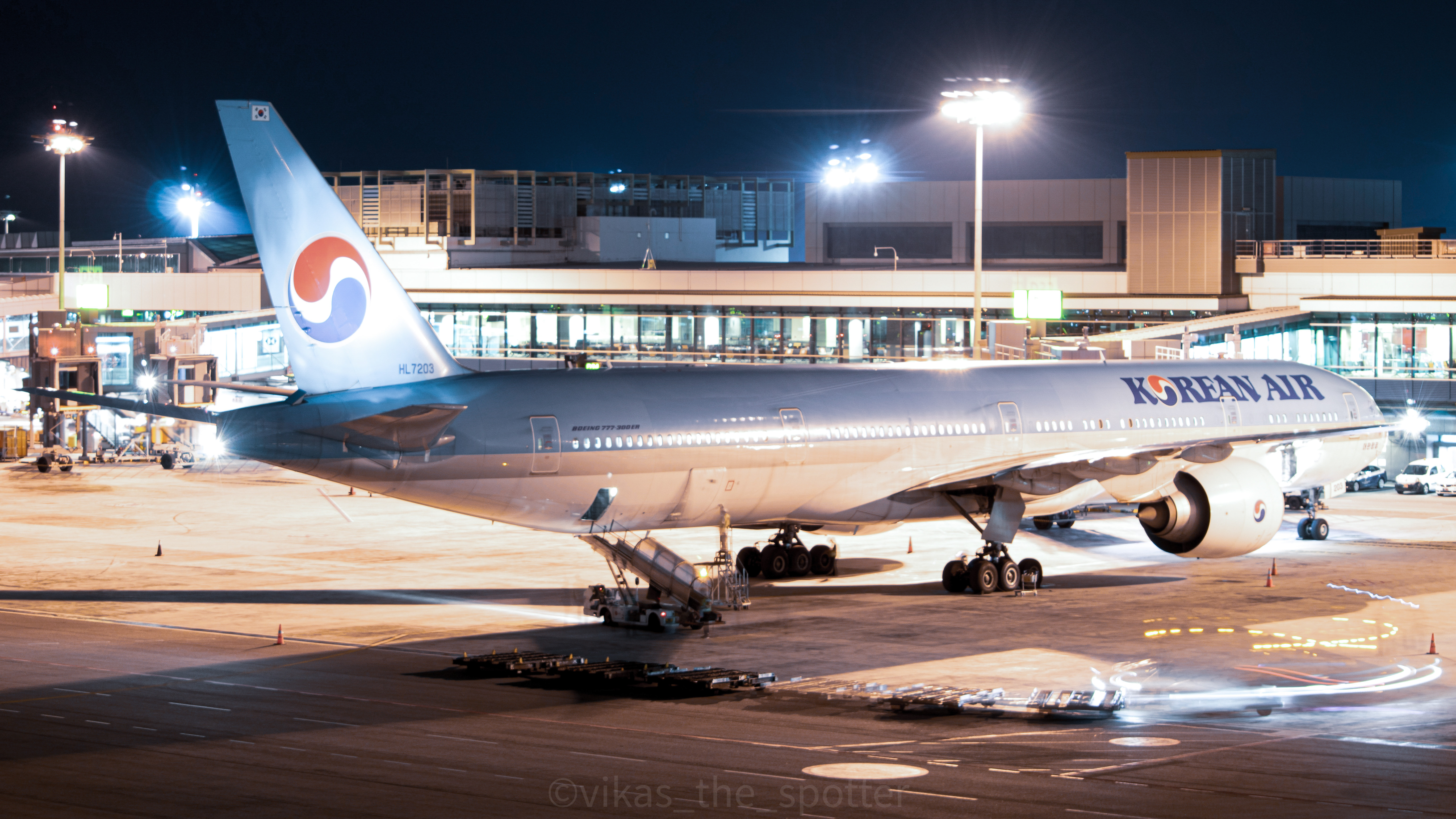 Full size: Korean Air  Boeing 777-300ER HL7203 at Singapore-Changi Airport
