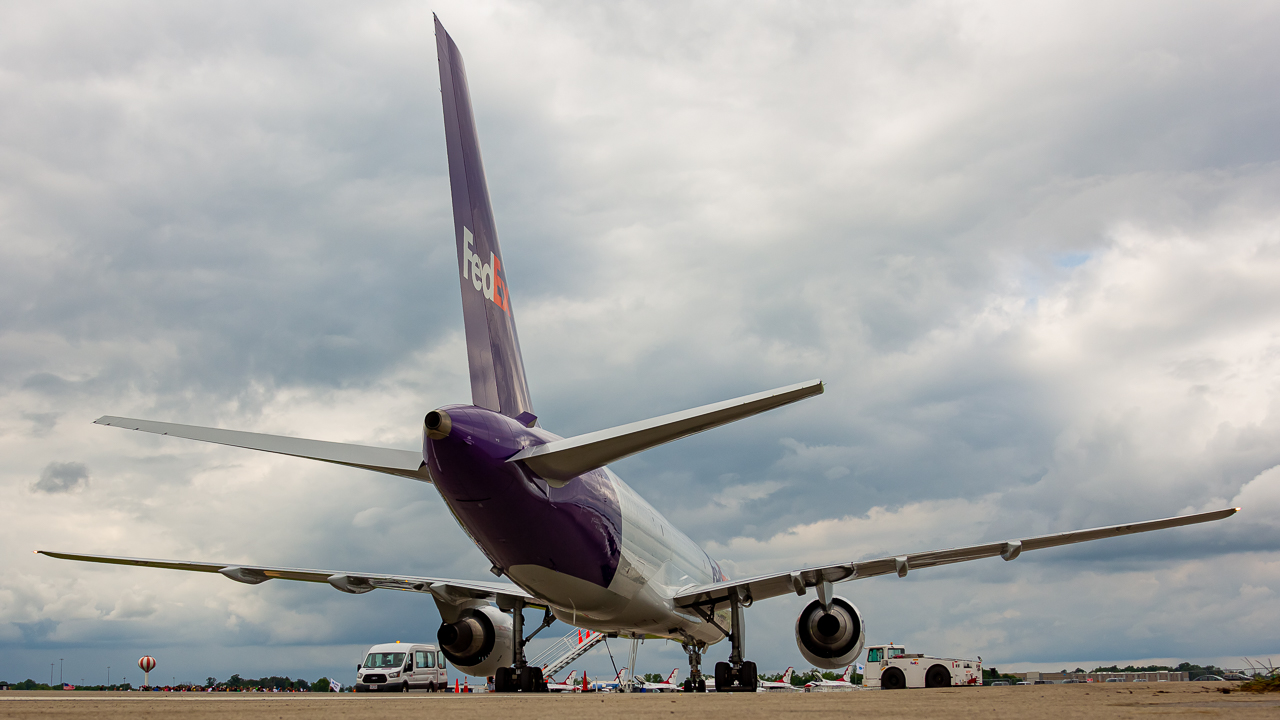 Full size: FedEx Boeing 757-200 N989FD at James M Cox Dayton International Airport